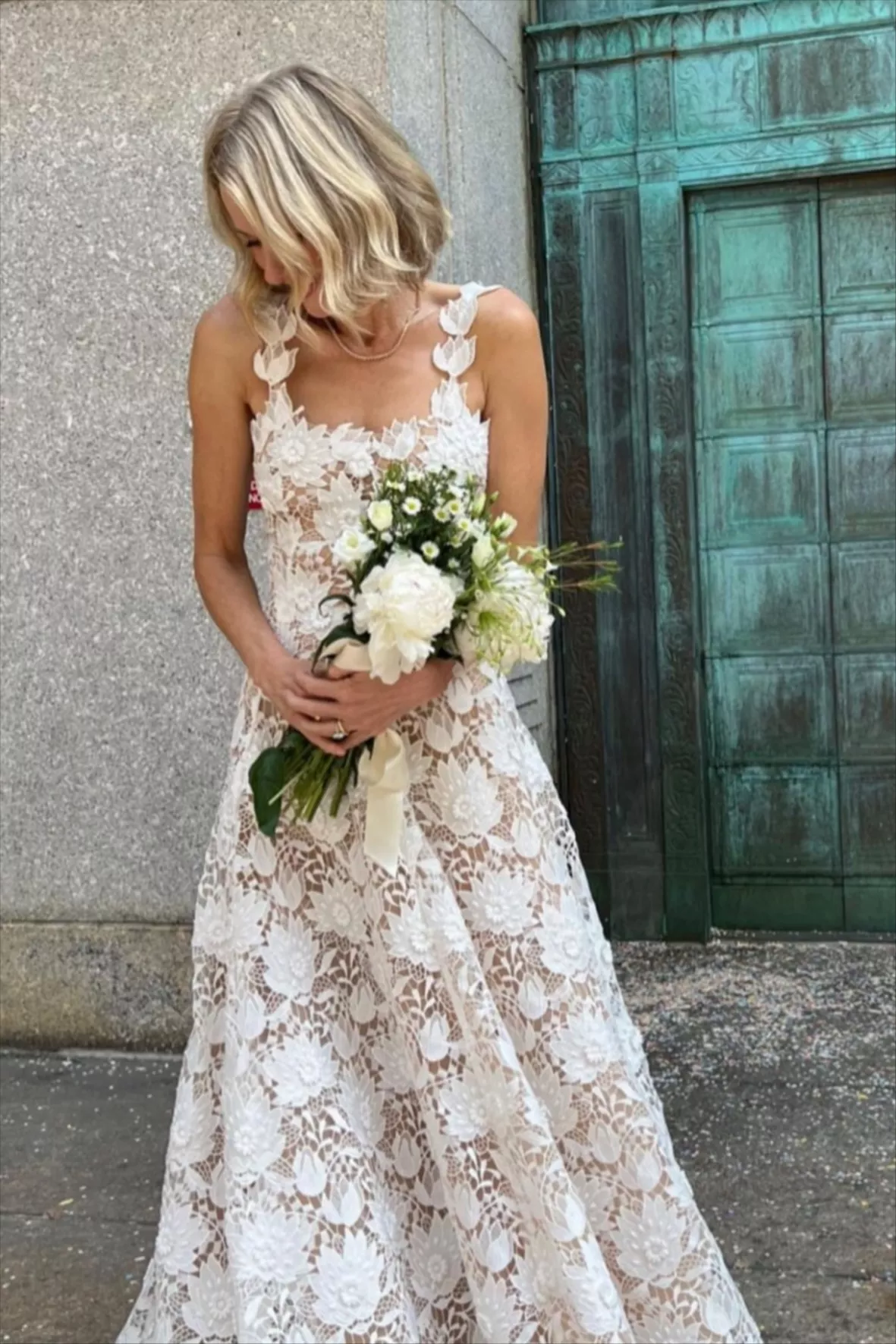 guipure lace dress JESSICA AND SILK GOWN IN GREEN | CULT MIA Item color SQUARE GUIPURE LACE AND SILK
