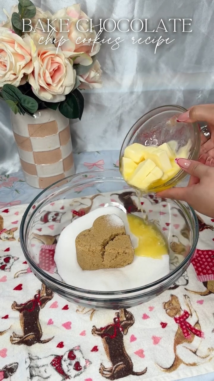 I love a chocolate chip cookie with a twist🤍
.
Cookie recipe at the end for you to screenshot💌
.
Ingredients:
*  1 cup of melted unsalted butter
*  1 cup of packed brown sugar
*  1 cup of granulated sugar
*  2 large eggs
*  2 teaspoons of vanilla extract
*  3 cups of all-purpose flour
*  1 teaspoon of baking soda
*  ½ teaspoon of baking powder
*  1 teaspoon of salt
*  2 cups of chocolate chips
Instructions:
1.  Preheat the oven to 375°F. Line two cookie sheets with parchment paper or grease them with cooking spray. Set aside.
2.  In a large bowl, using an electric handheld mixer, beat together the butter, brown sugar, and granulated sugar until well incorporated, light and fluffy-about 3 minutes.
3.  Beat the vanilla extract and eggs into the butter mixture until well incorporated.
4.  Add in the flour, baking soda, baking powder, and salt, and mix until well incorporated.
5.  Lastly, add the chocolate chips and mix on low until well incorporated.
6.  Using a cookie scoop or large tablespoon, form the dough into balls of about 1 to 2 tablespoons.Roll each ball in your hand to form a sphere shape.
7.  Place each completed cookie dough ball on the baking sheet, about two inches between each.About six per tray.
8.  Bake for 10-12 minutes or until just golden brown
9.  Remove from the oven and cool fully on the cookie tray.
10. Enjoy!
.
#chocolatechipcookies #recipe #baking #cookierecipe #serecreate