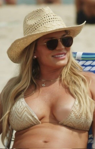 Summer House: Season 9 Episode 4/5
Lindsay's Bikini and Sunglasses