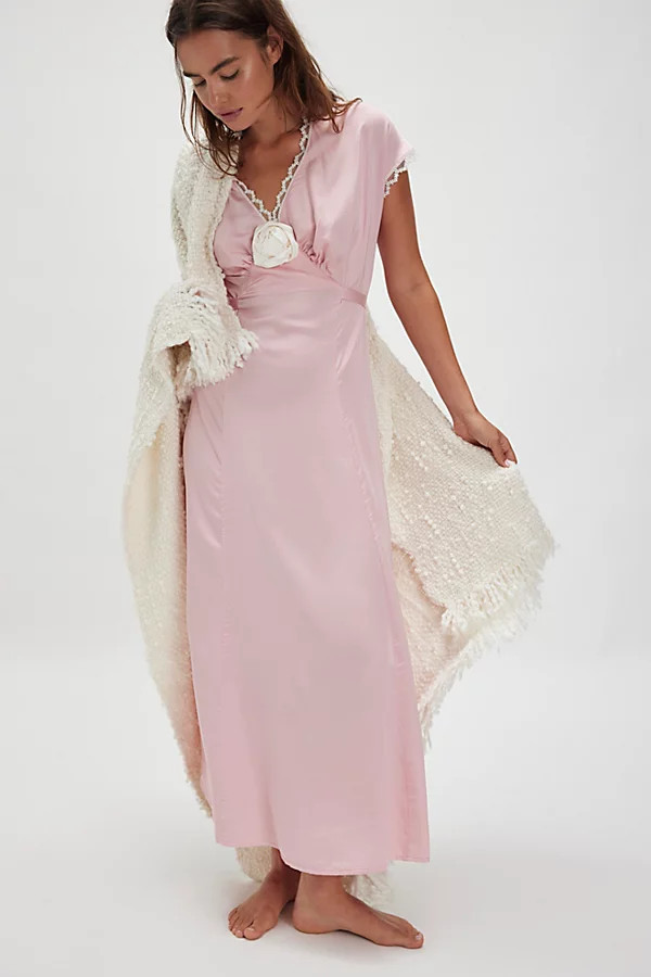 Nuisette en satin Genus Rosa par Sleeper en Rose, pour femme chez Free People | Free People FR