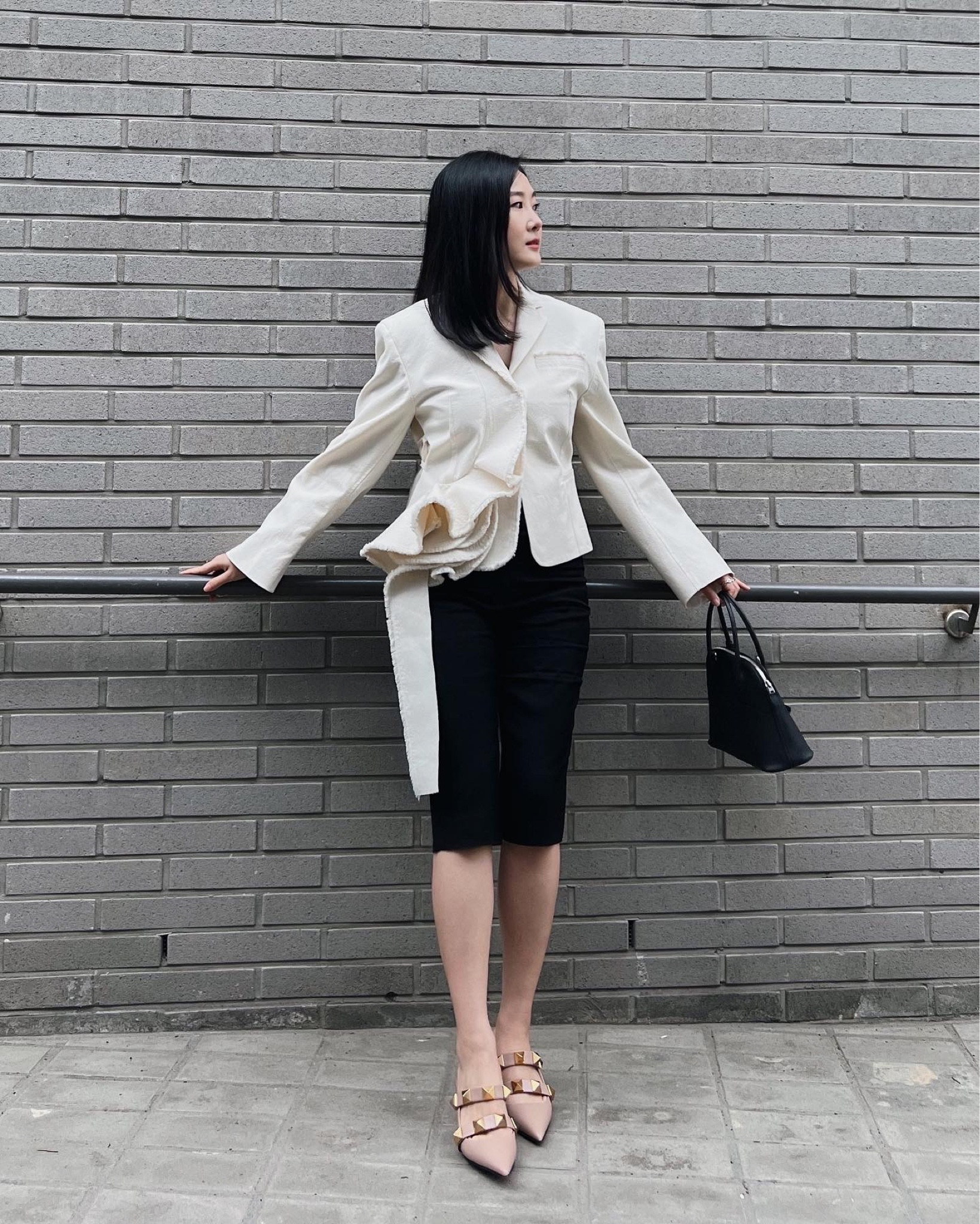 New jacket from @jacquemus 
@mytheresa.com

베이직한 디자인에 화려한 포인트✨
흐르는 러플 디자인이 날씬해보이게 만들어줘서 더 만족스러운 자크뮈스 자켓.
코튼 캔버스 소재로 깔끔하고 시원해요.

오버사이즈 숄더라 정55사이즈인 저는 FR34사이즈를 택했어요! 
특별한 런웨이 피스로 봄 여름 자켓 장만해보세요! 🌟

#LTKstyletip #LTKworkwear #LTKAsia