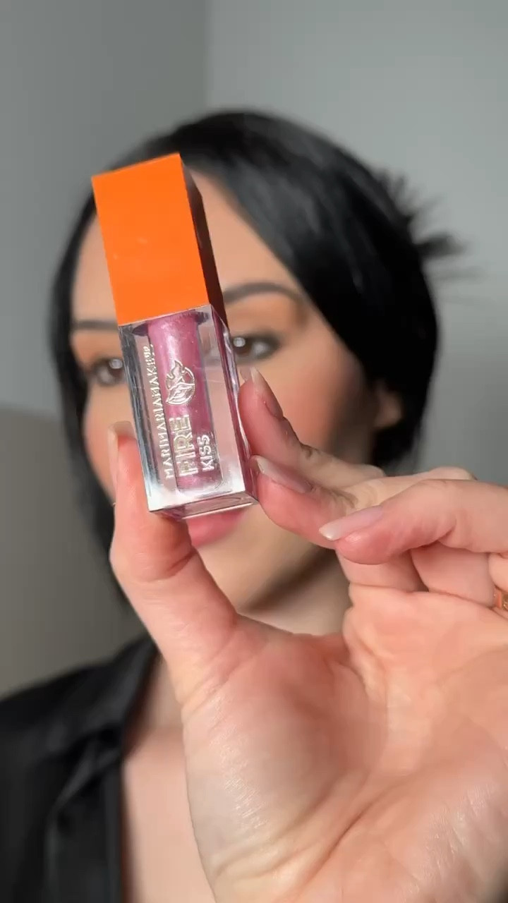 FIRE KISS by Mari Maria Makeup 
Esse gloss dá uma ardida nos lábios e deixa um bocão lindo.
Provei pela primeira vez e amei! 🧡🧡🧡

#LTKbeauty #LTKbrasil