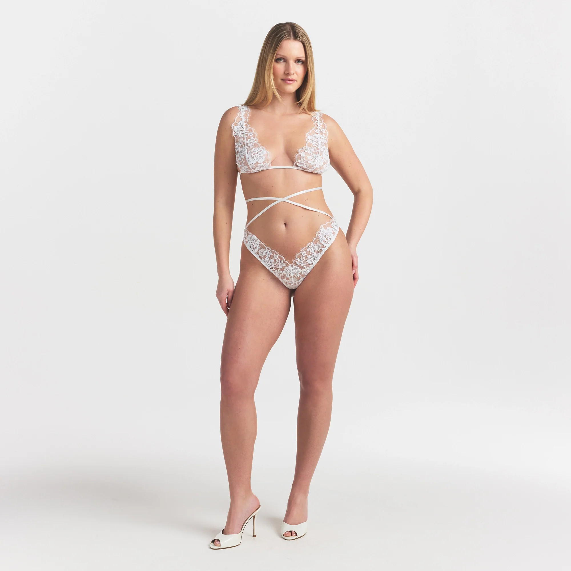 SKIMS LACE PLUNGE BRALETTE | SNOW | SKIMS | SKIMS (US)