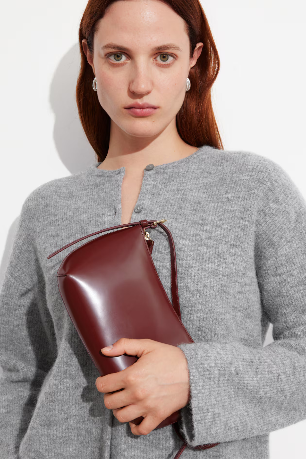 Schultertasche aus glänzendem Leder | H&M (DE, AT, CH, NL, FI)