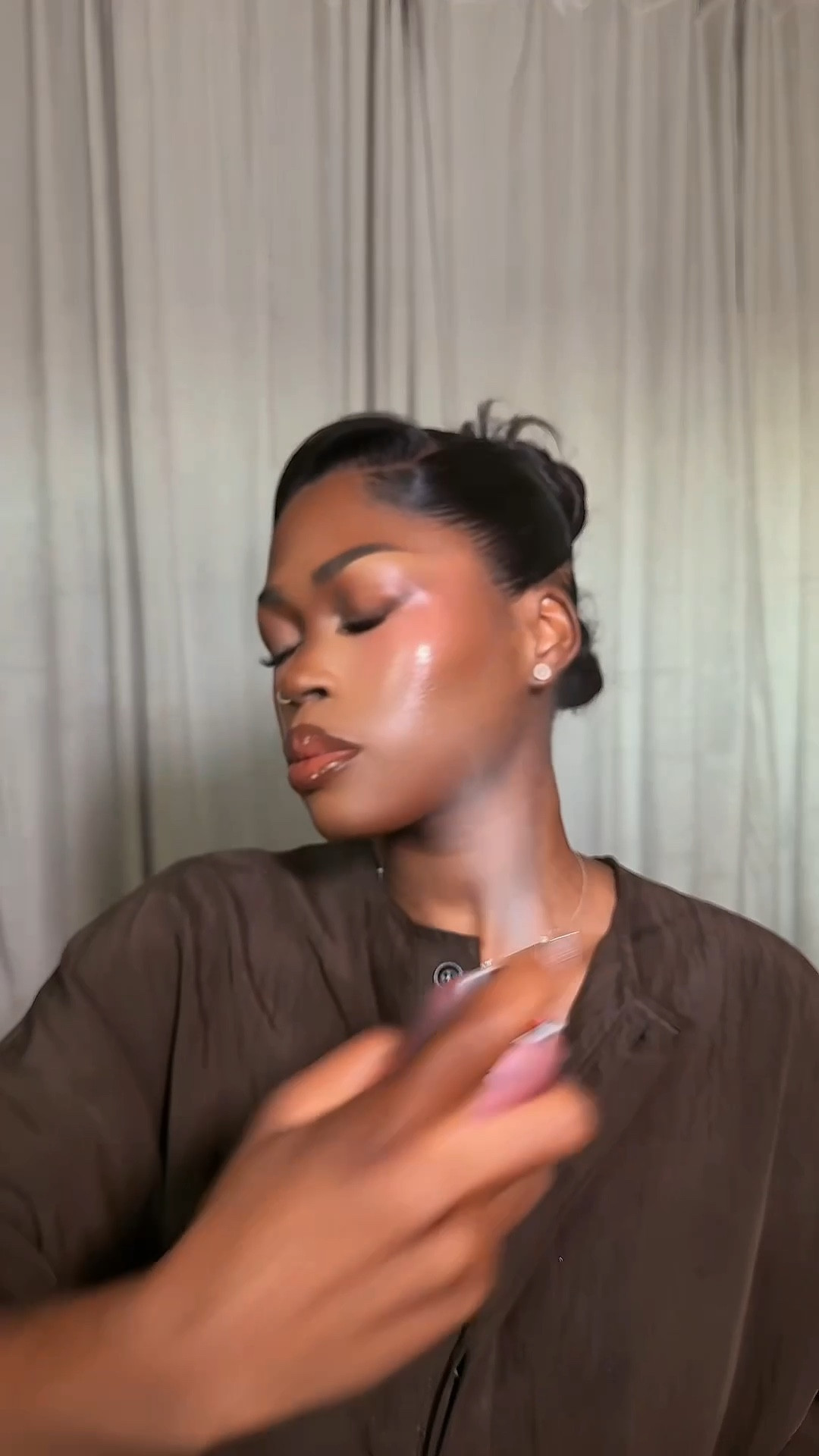 
In a glowy makeup mood✨List of products👇🏾

Primers: 
@ONE SIZE BEAUTY secure the sweat primer and @DanessaMyricksBeauty liquid blurring balm mattifying setting spray 

Base:
@Lancôme teint idole concealer(500) to highlight and added @Huda Beauty faux filter concealer(praline) under the eyes for a bit of brightness 
@Too Faced concealer(cocoa) to contour
@Juvia’s Place creme blush(wild rose), I am magic silky finishing powder(coconut flakes), powder bronzer palette(dark), powder blush palette(volume 4), I am magic silky finishing powder(cotton candy)
@bareMinerals blonzer(kiss of copper & kiss of spice) for cheek glow
#onesizebeauty on till dawn setting spray and @L’Oréal Paris setting spray

Eyes:
@HALEYS Beauty highlighter(aurora) and bare minerals blonzer(kiss of spice) for nose and inner eye glow
#bareminerals blonzer(kiss of spice) for eyelid
#toofaced better than chocolate eyeshadow palette(brownie points) to line eyes
#toofaced ribbon wrapped lash mascara 

Lips:
Juviasplace lip liner(coffee bean), Juviasplace lipgloss(caramel rose), Juviasplace lipgloss(it’s glass)