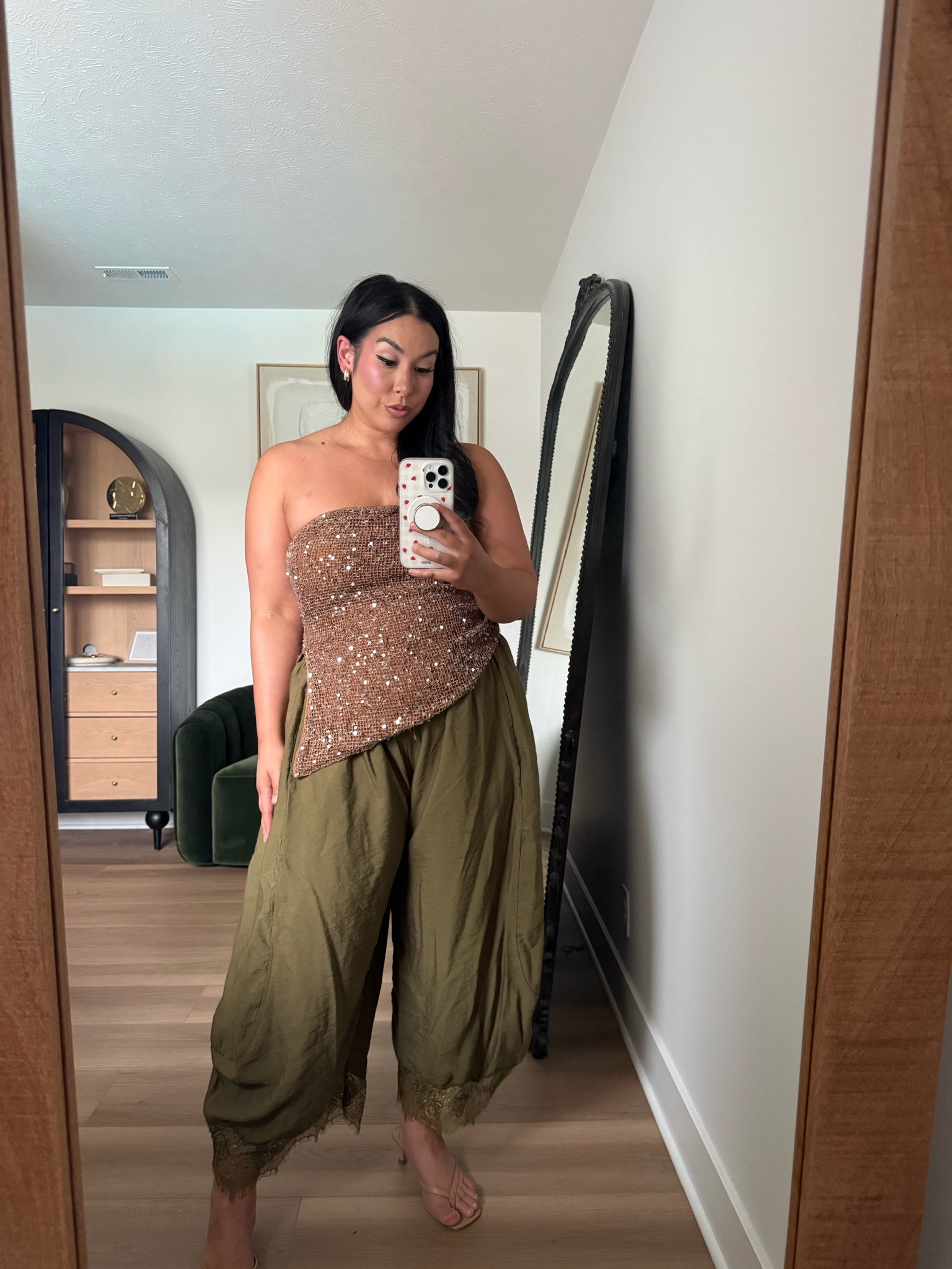 Amazon sequin tube top 
Size xl 
Green pants size xl
White pants size down in size 12

#LTKgrwm #LTKootd #LTKMidsize