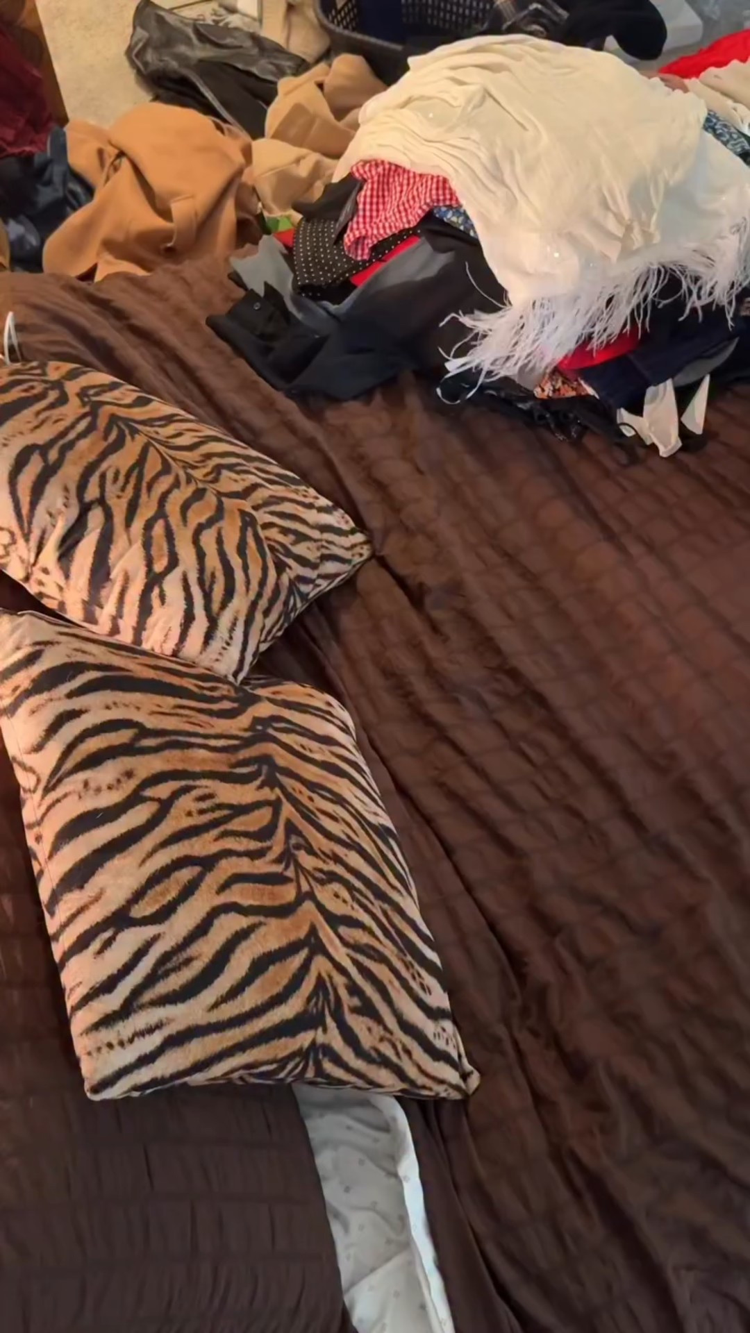 decluttering my closet for spring! ⭐️ still some items available depop: naomimmotta <3 sweater from @emestudios_ #closetcleanout #decluttering #depop #springcleaning @depop