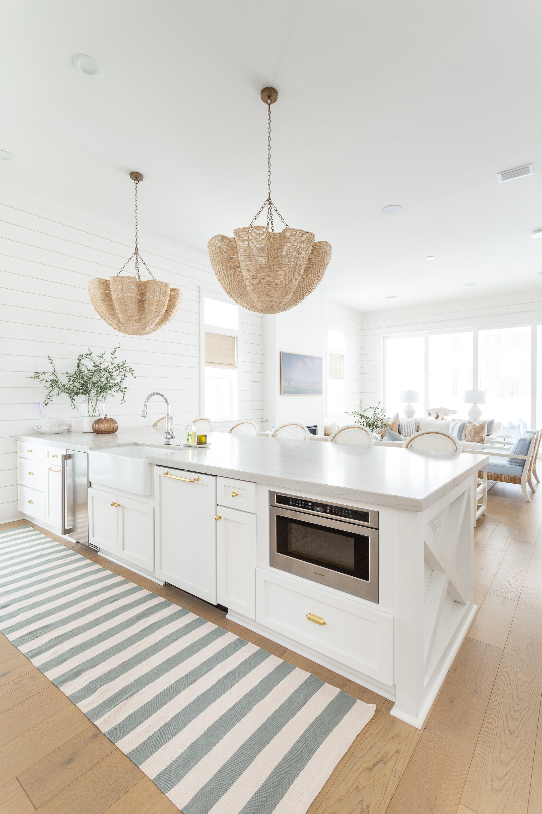Modern fall coastal kitchen 🙌🏻🙌🏻

#LTKdayinmylife #LTKSeasonal #LTKHome