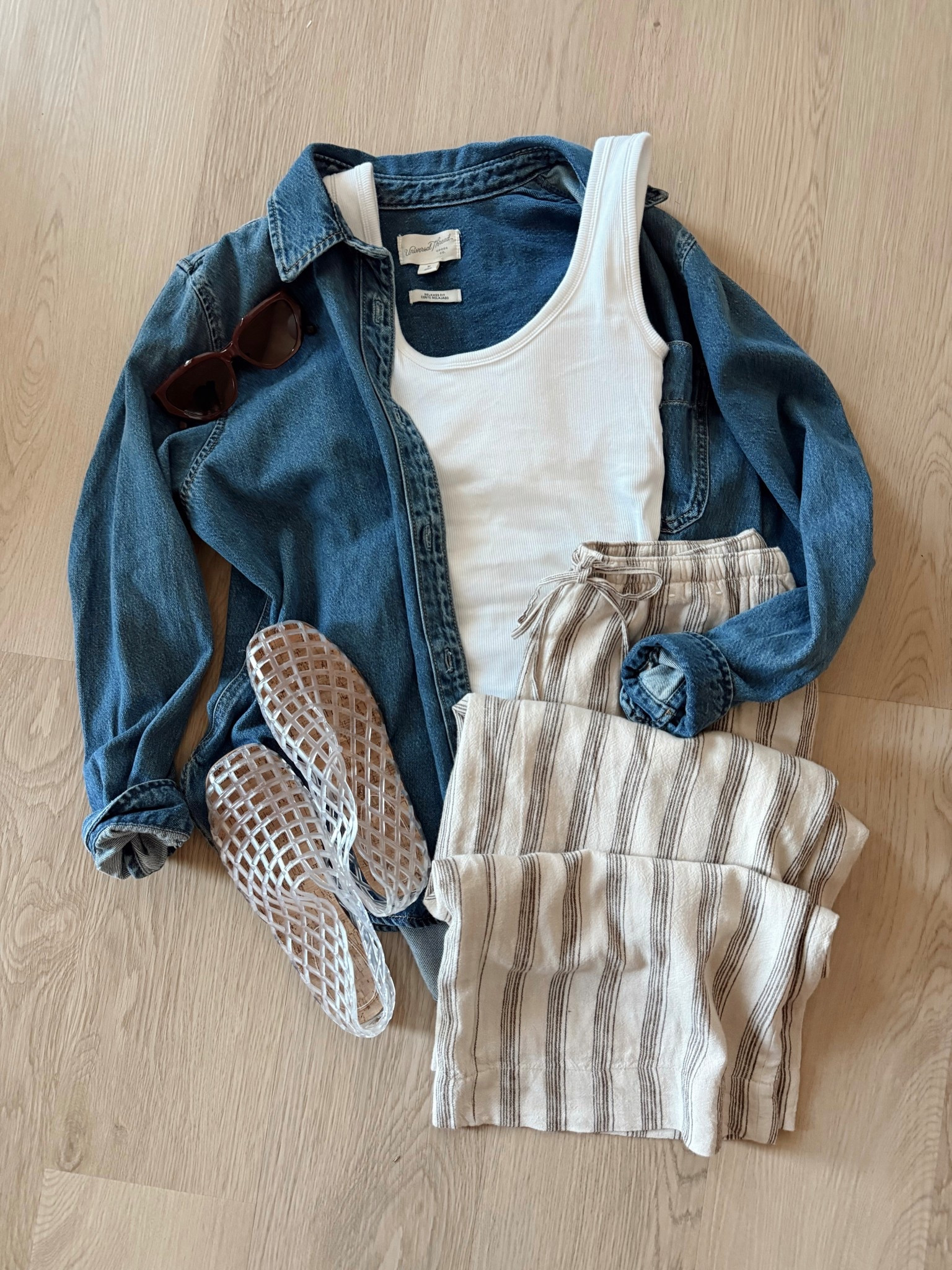 Spring uniform 👏🏻 pull on linen pants, a ribbed tank, denim button down and jelly flats. The perfect comfy, effortless combo!

Abercrombie style | pull on pants | denim shirt | outfit inspo | spring style | jelly shoes 

#LTKootd