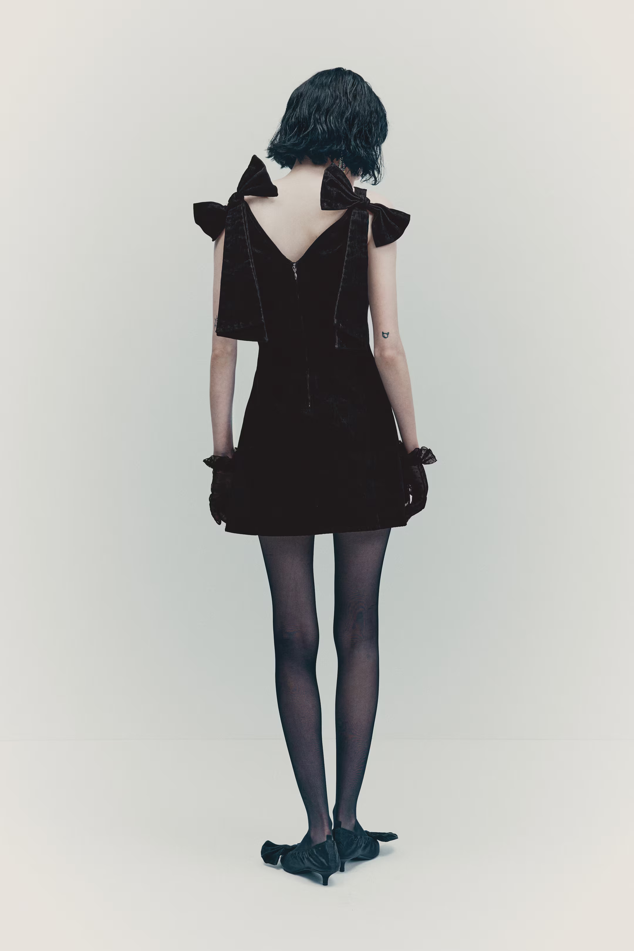 Minikleid mit Zierschleifen | H&M (DE, AT, CH, NL, FI)