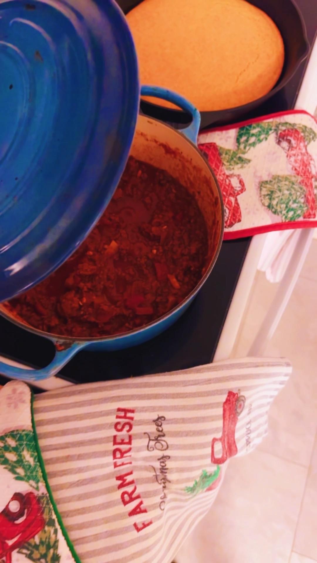 When it’s 31 degrees outside 🥶, you make the coziest homemade chili 🥣🥫🫘 and cornbread 😋💛 for your hungry boys hehe 🥰🫶🏽
It’s officially #cozyseason , y’all!! ❤️