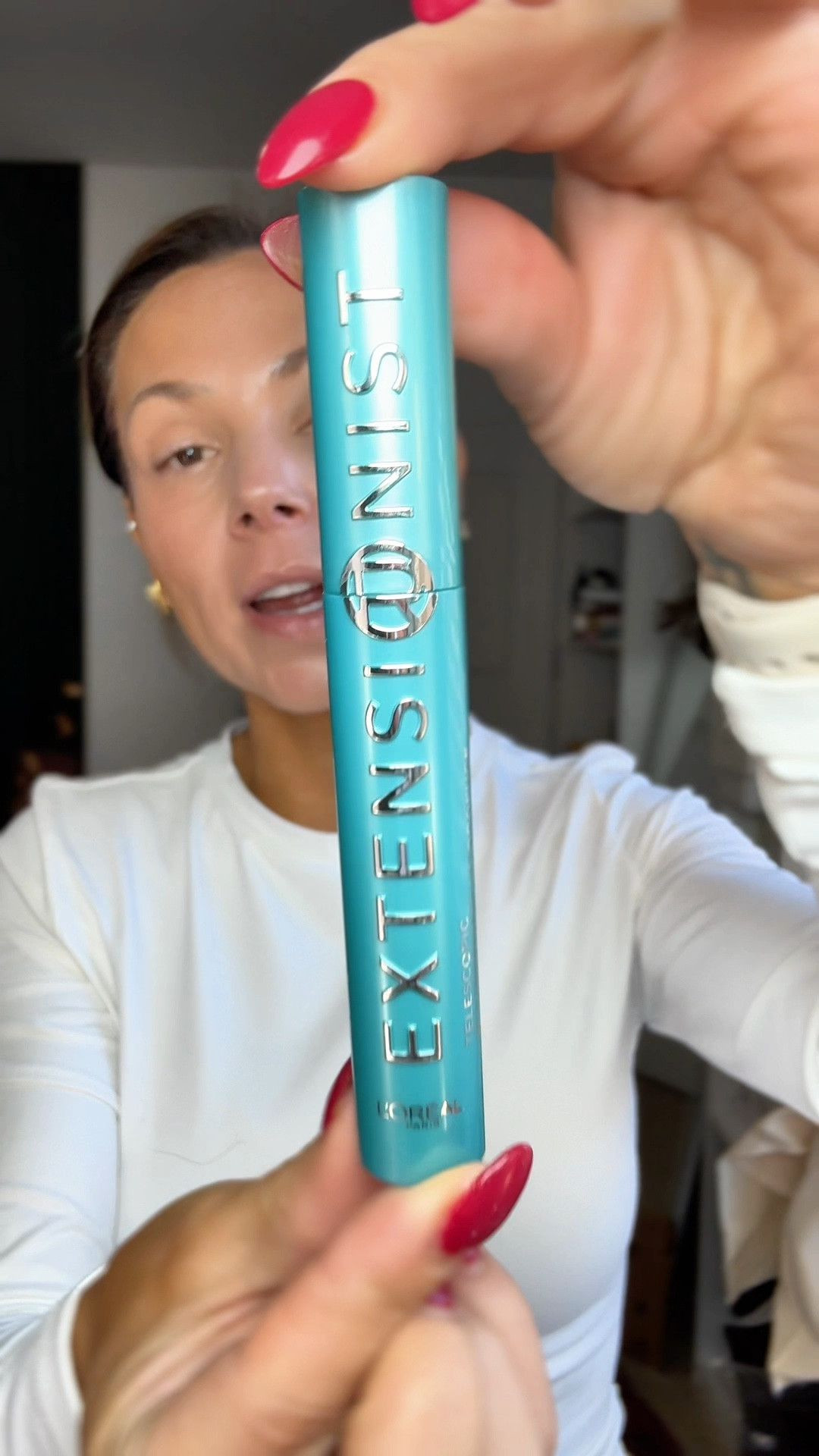 I’ve been doing my own lash extensions for years, so giving my lashes a break meant one thing…
👉 I had to relearn mascara.

Most mascaras clump my short lashes together or don’t give enough lift — but this one surprised me.

The L’Oreal Paris Extensionist Mascara uses a sculpting comb wand with 300+ bristles to separate, lift, and extend each lash as you apply. Instead of clumps, you get clean separation and visible length. Add in the lengthening fibers and magnetic pigments, and it gives that lash-extension effect without falsies.

This is one of the few mascaras that actually makes my natural lashes show up — especially important when you’re over 40 and want lift, definition, and long-lasting wear.

If you’re done with clumpy mascara or taking a break from lash extensions, this is worth trying. #mascarareview
#over40beauty
#drugstorebeauty
#lashlifting
#beautyover40
#makeupover40
#naturallashes
#beautyfinds
#makeuproutine
#lashlength