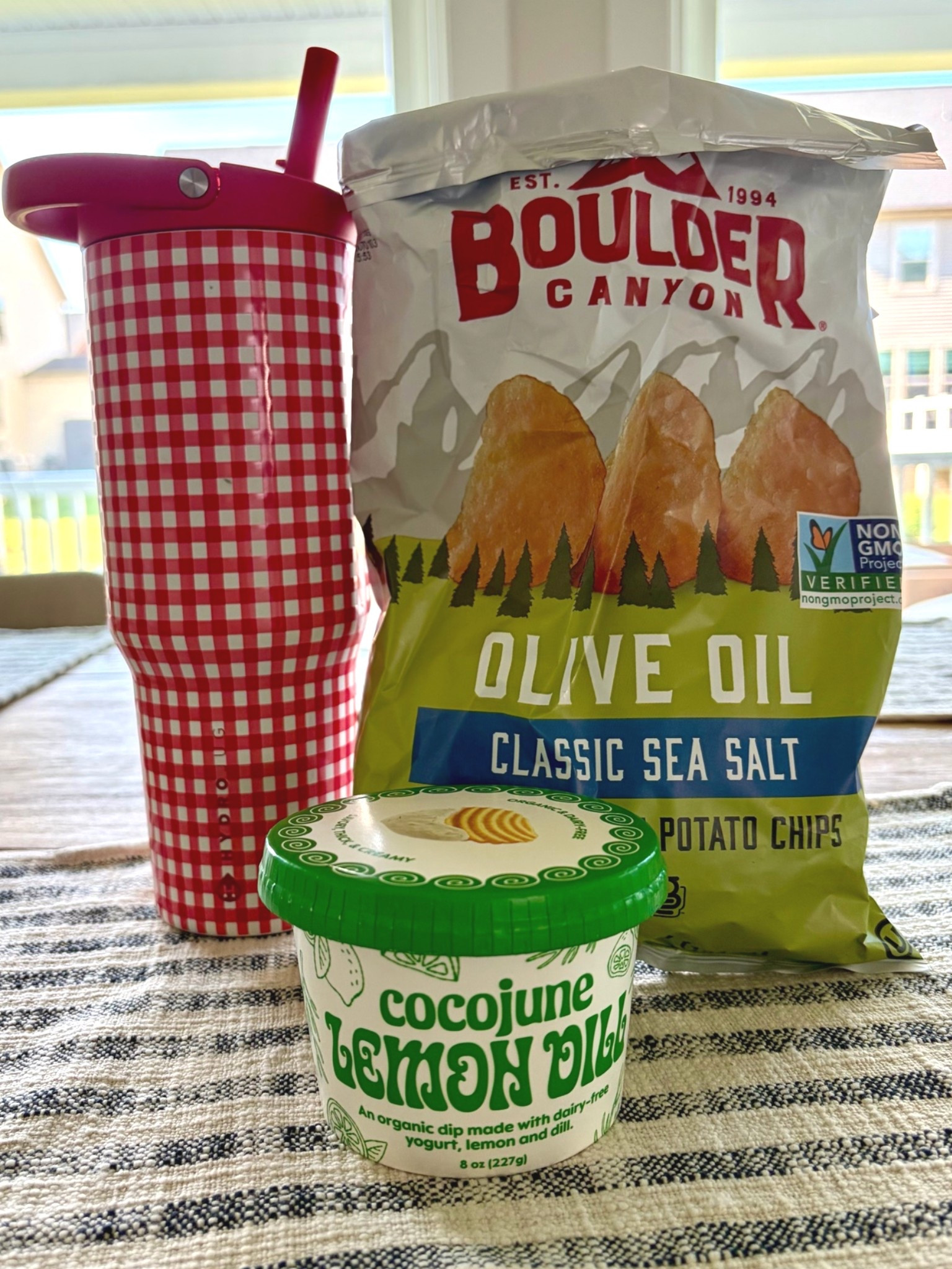 This has become my go to snack combo and it all falls underneath my anti inflammatory diet so it’s a guilt free snack 🙌🏾 Boulder Canyon Avocado oil chips and CocoJune Lemon Dill dip for the win 🍋🍟 And a cutesy tumbler is always by my side. This one is from HydroJug’s new summer collection and I’m obsessed #antiinflammatorydiet #smartoptions # betterforyouchoices