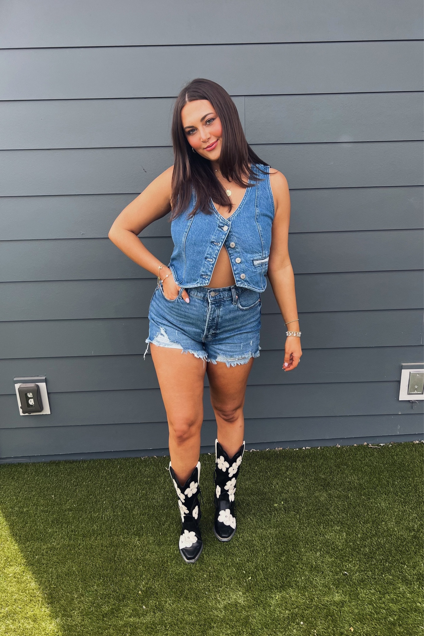 nashville bachelorette trip day 1! 
vest: m
shorts: 8/29
boots: sam edelman jill western boot- no longer available in this color. size 6

#LTKshoecrush