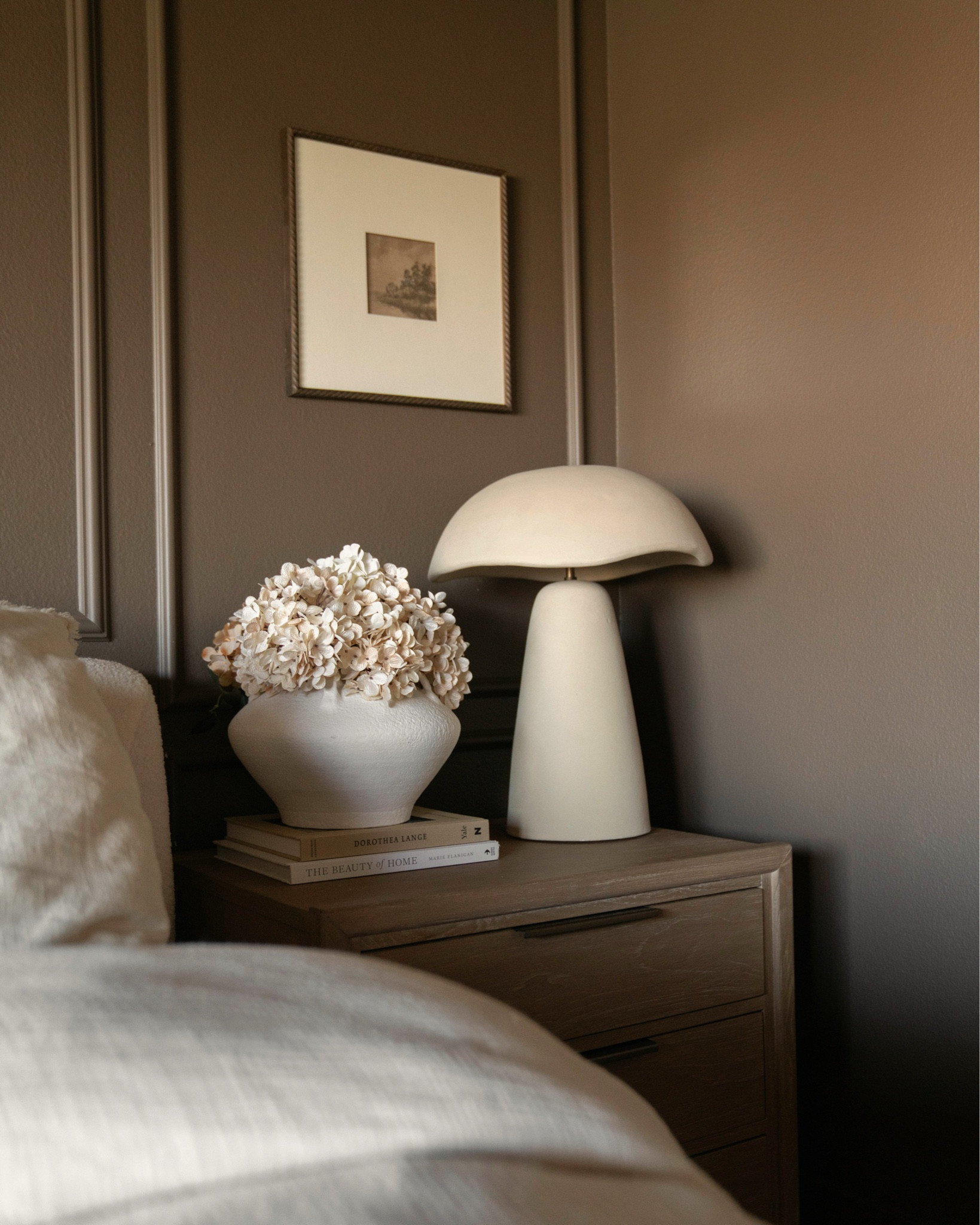 She’s sculptural. She’s minimal. She’s everything I wanted in a bedside lamp.
Obsessed with how this piece from @lighting_design_company pulls the whole bedroom together—it’s giving earthy, elevated, and just enough glow for my late-night scrolling. ;)
.
.
.
#lightingdesignco #ad #neutralvibes #cozybedroom #modernorganic #softminimalism #bedroomdetails #californiacasual #interiormagic #designmoments #homerefresh #shelfieinspo #curatedaesthetic #moodytones #warmminimalism #neutralhome #casachicollo 