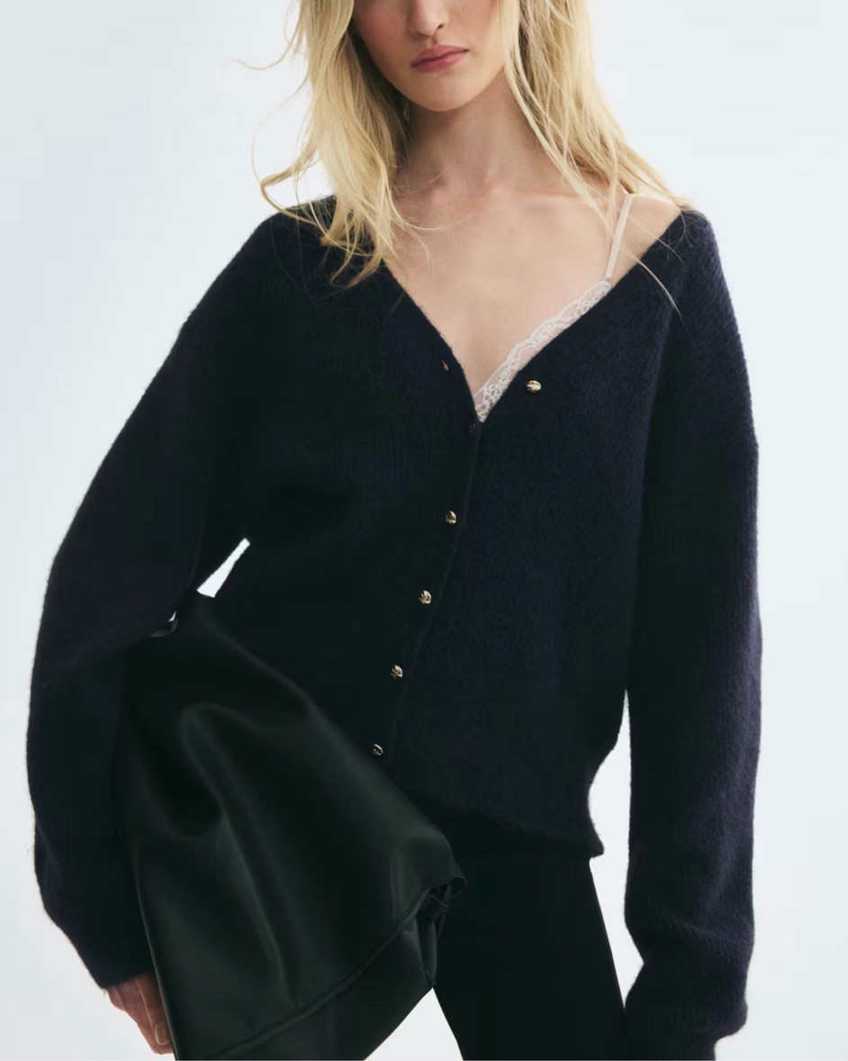 Navy blue v neck cardigan

#LTKSeasonal