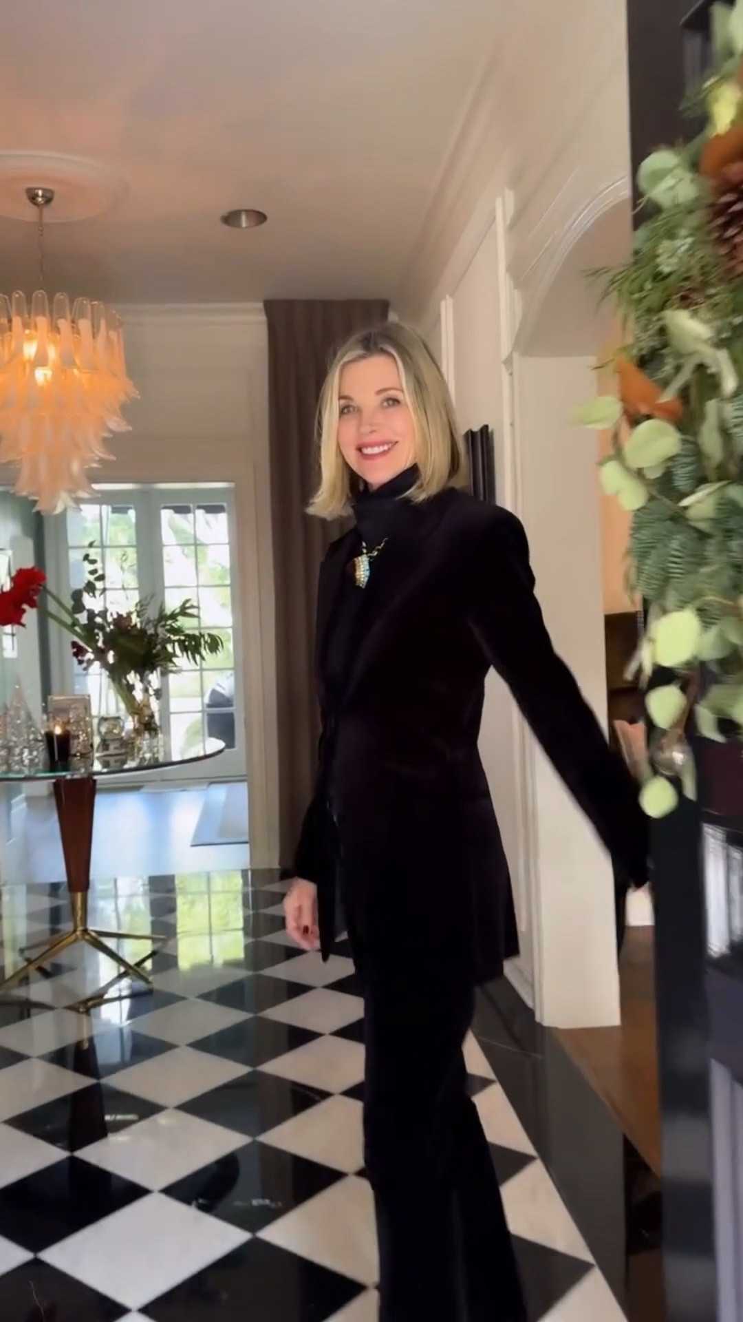 There’s something truly special about Christmas🎄the way decorating your home becomes a little ritual of joy.

It’s also a moment to pause and reflect on the year you’ve lived.
This year, I dove into piano 🎹 lessons—and I didn’t expect how much joy it would bring me… thanks to my great teacher!

I do hope the new year brings you so much fun, health, happiness, and doing something you love🎁
Merry Christmas to you, your family & friends🙏
Velvet Suit @frame 
Dress @lucianaemiliaatelier 
Pants @brihollowayofficial 
Sequin pants @forte_forte 

@carolinecommunications