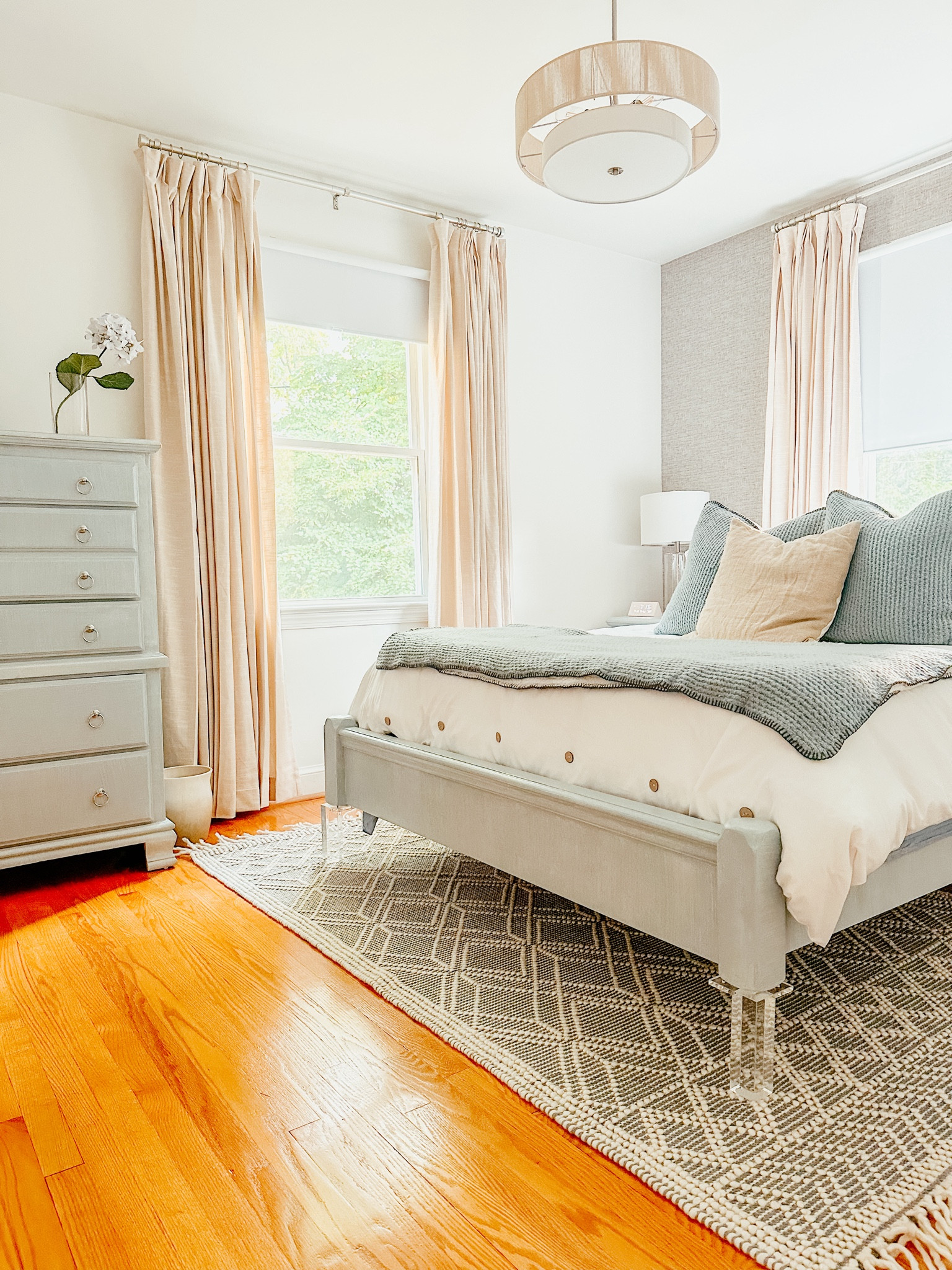 Coastal chic guestroom 

#LTKHome #LTKOver40 #LTKStyleTip