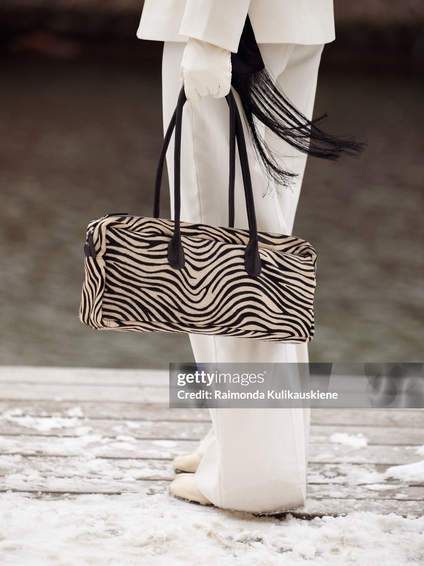 🦓🦓🦓 during #cphfw 

#tasselscarf all white look tabi cph #copenhagenfashionweek Zebra bag minimal style neutral white black Zebraprint