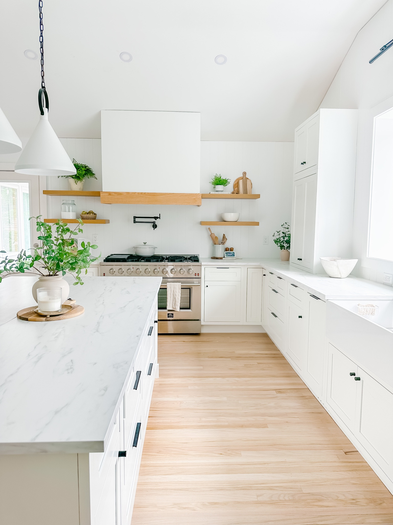 Organic modern kitchen design

McGee and co light dupe, mcgee and co dupe, pottery barn stools, wood stools, White Island pendant, farmhouse sink, white and wood kitchen, large island 

#LTKhome #LTKunder50 #LTKunder100