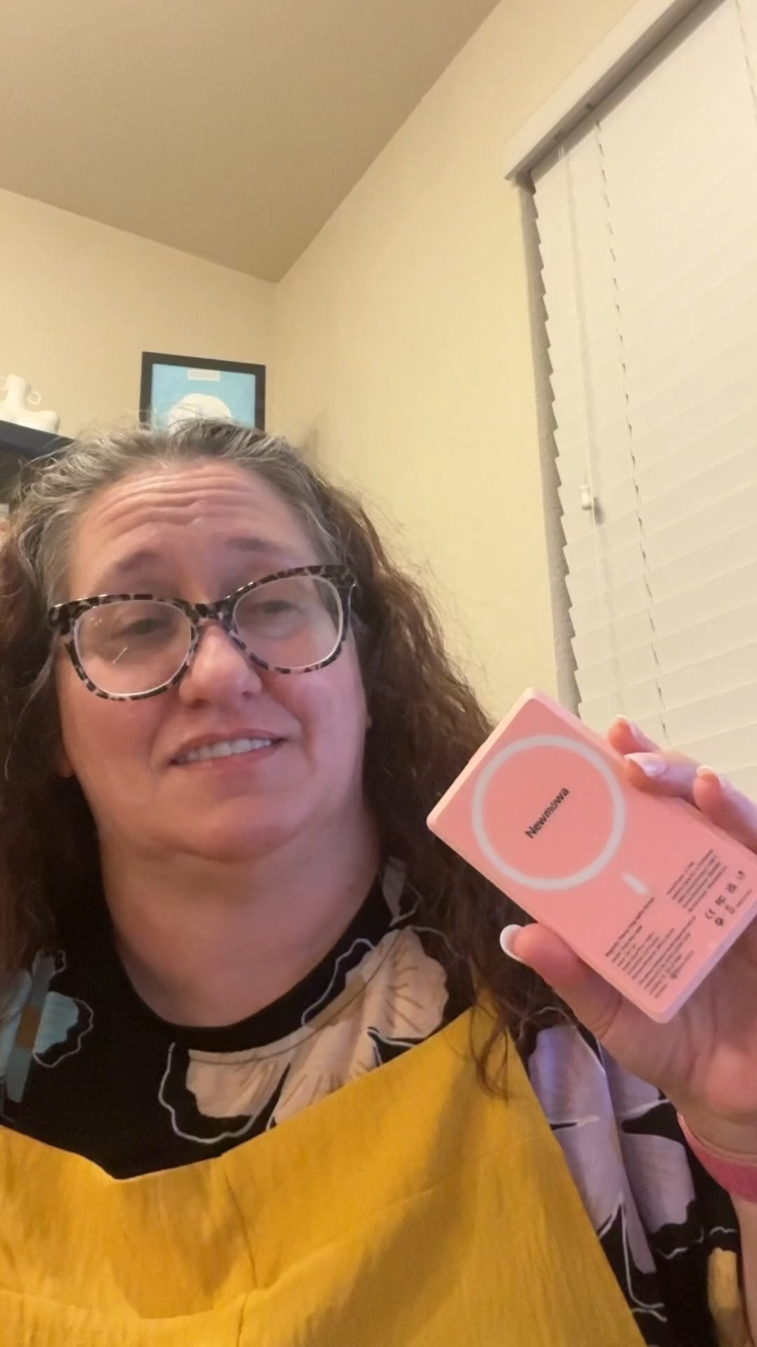 Magnetic phone vlog selfie monitor screen compatible with iPhone. Lets you record using the rear camera while seeing yourself on screen for clear, professional looking video. Perfect for vlogging, live streaming, TikTok filming, and content creation. Supports 1080p wireless recording and 4K 30fps wired recording.   

 