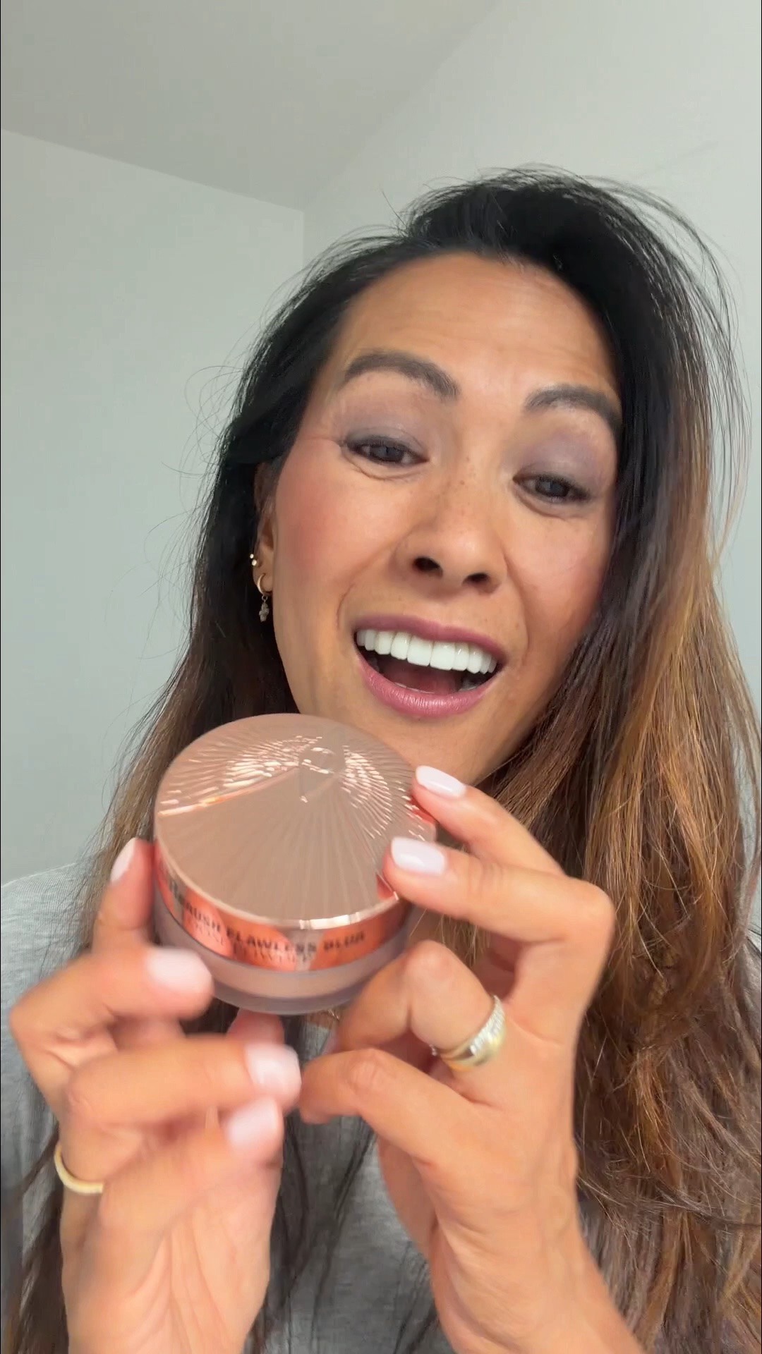 AD I always thought loose powder was just for full-glam makeup, but the new Airbrush Flawless Blur Loose Powder by @charlottetilbury has completely changed my mind. It’s lightweight, smooths and blurs, sets my makeup where I need it, and still lets my skin look fresh and natural. A little under the eyes and through my T-zone gives me extra staying power without feeling heavy, perfect for busy mum life 🫶
Turns out, loose powder isn’t just for full glam after all! #charlottetilbury 

Products used:
Exagger-Eyes Eyeshadow Stick – Mink Sculpt
Pillow Talk Airbrush Flawless Blush Blur – Pillow Talk Dreams
Pillow Talk Lipstick – Rose to Fame
Airbrush Flawless Blue Loose Powder – Medium/Tan