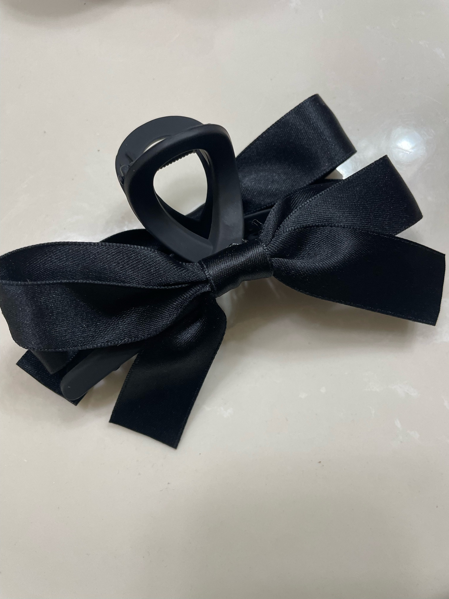 The cutest bow claw clip. Comes in a set of 2