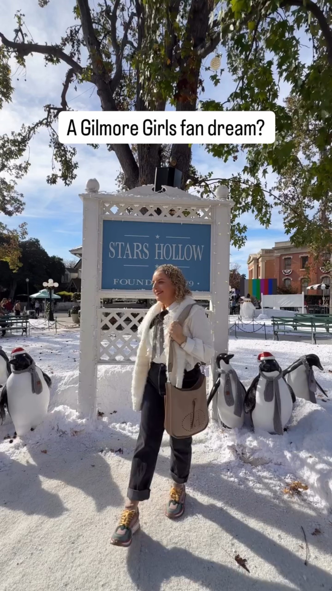 Tell me you’re a Gilmore Girls fan without telling me 🍂☕️

Walking through Stars Hollow at Warner Bros felt like stepping into my comfort show. Pure magic ✨

#GilmoreGirls #StarsHollow #WBStudioTour