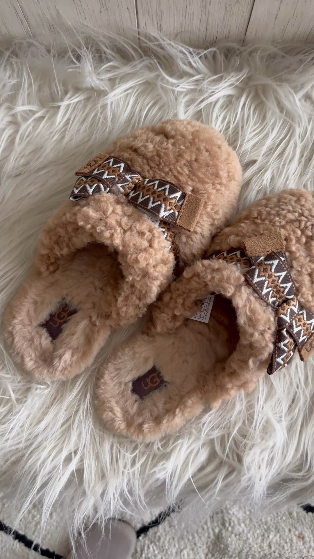 These Ugg slippers are SO cute!! So comfy & my favorite Ugg slippers yet!
