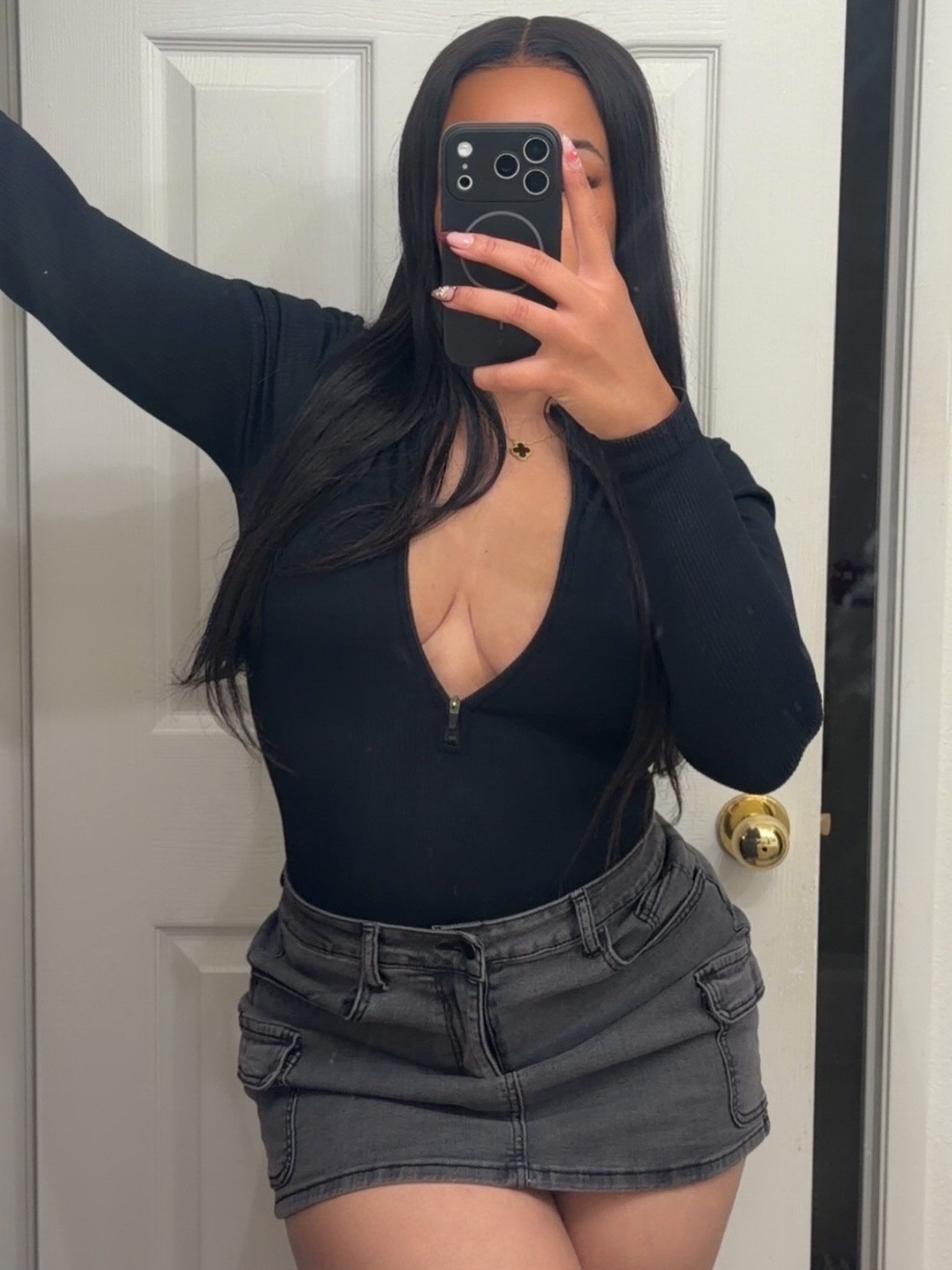 Nothing beats a well-fitted black top 🖤 Easy to style, flattering, and always chic.

#BlackShirt #EverydayStyle #WomensFashion #MinimalStyle #OutfitInspo

#LTKootd