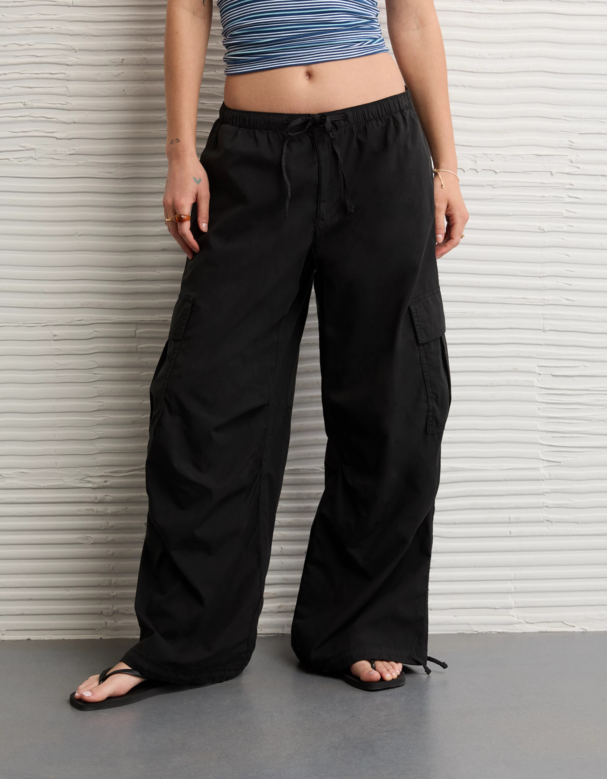 AE Low-Rise Baggy Cargo Parachute Pant | American Eagle Outfitters (US & CA)