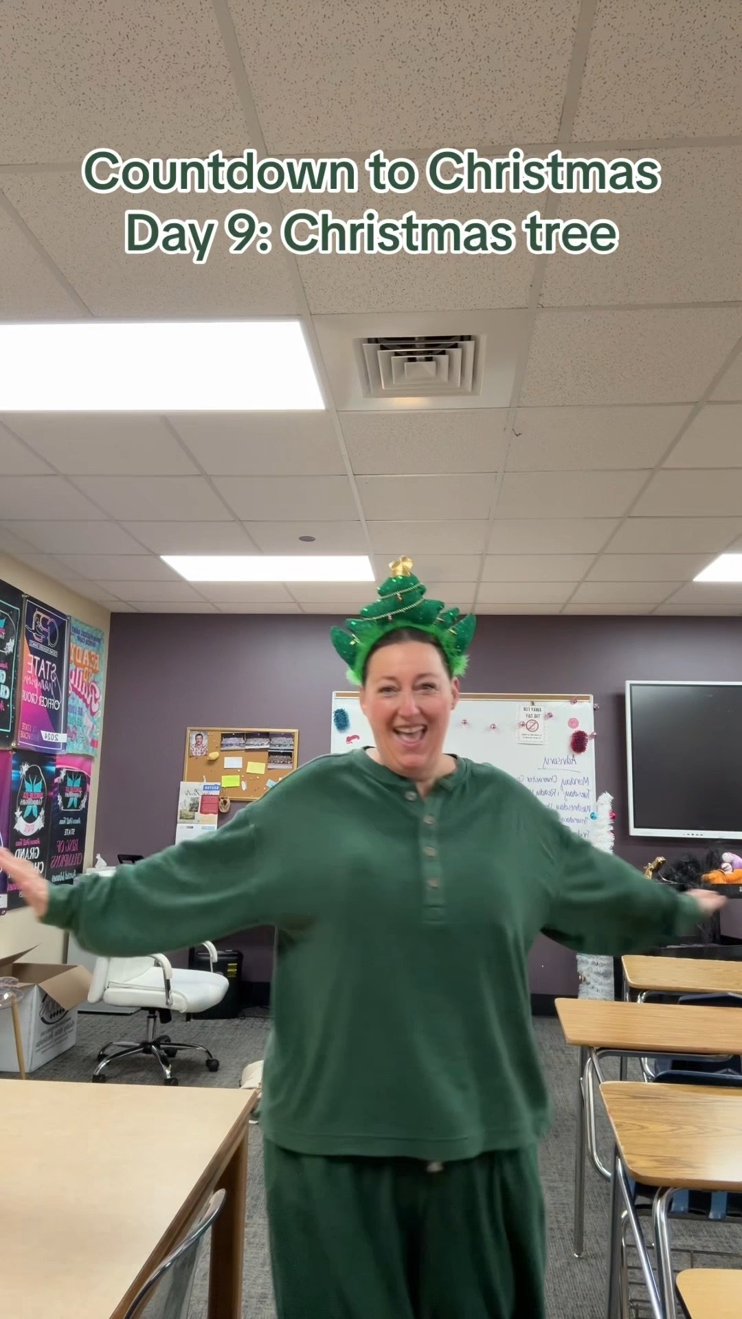 Countdown to Christmas – Day 9 Christmas tree🎄
Teacher tired, holiday vibes still strong.
If it’s green and comfy, it counts as festive… right? 😅
Thank you, @aerie lounge set.

#LTKMidsize #LTKHoliday #LTKootd