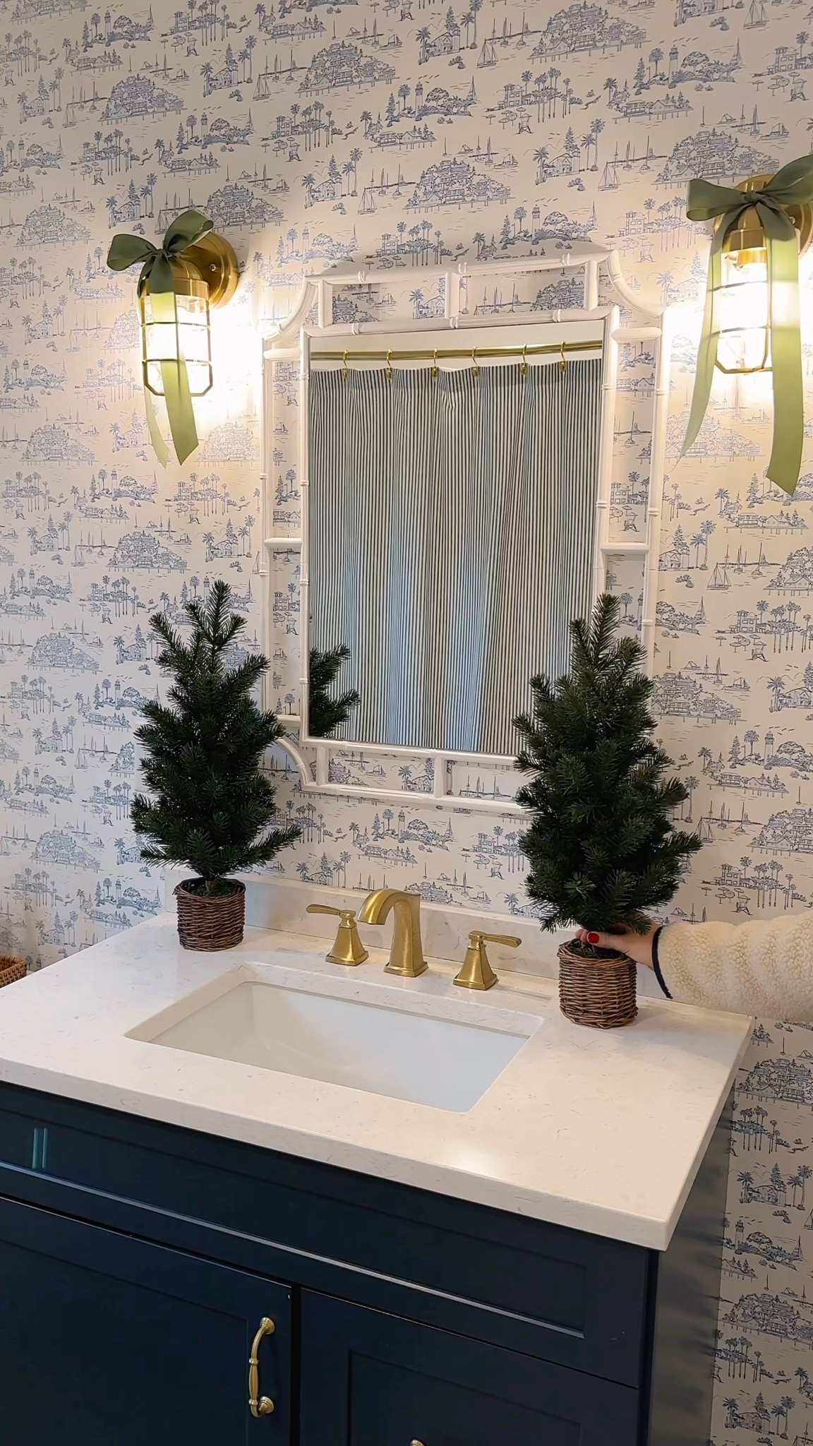 Adding a festive touch to the bathroom 🌲