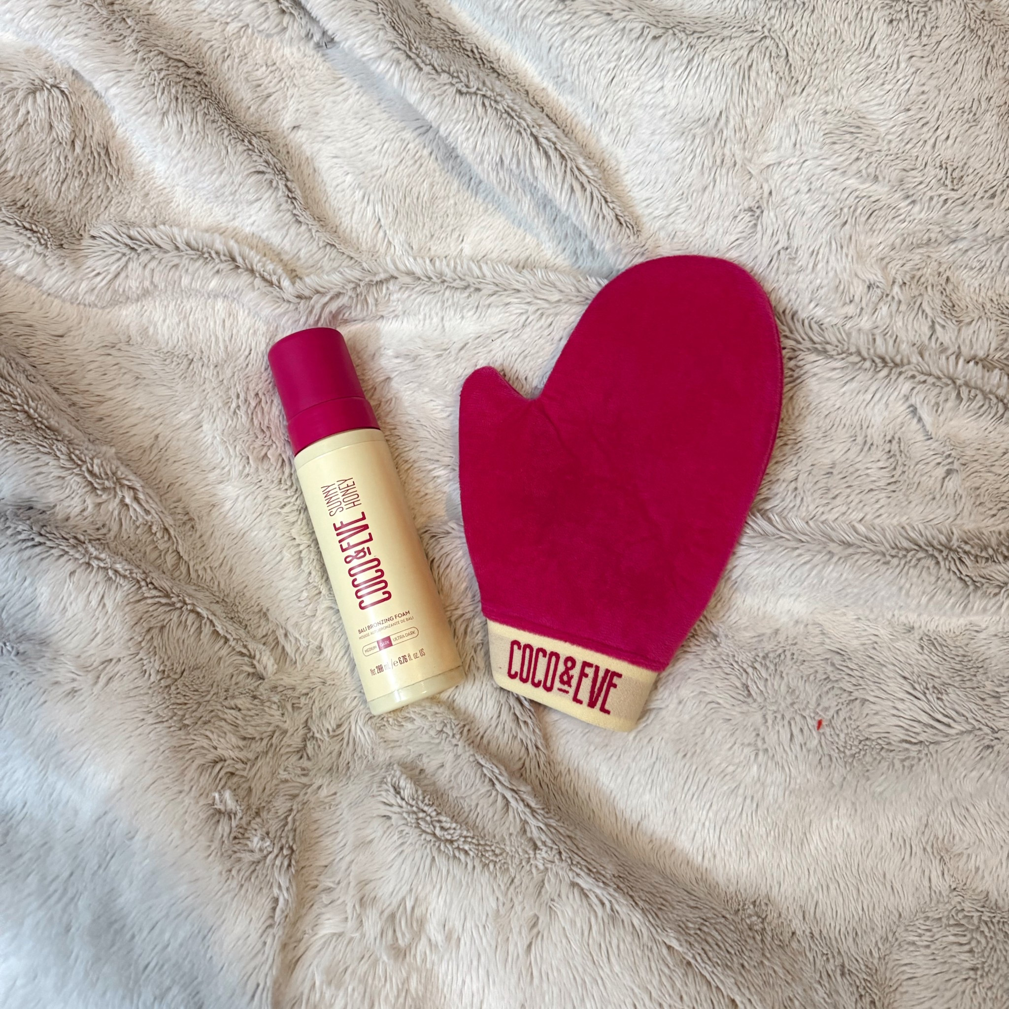 My secret to a year-round glow 🤎 Loving how natural this tan from Coco & Eve looks. No orange, no streaks, just golden skin.

 #selftan #cocoandeve #glowingskin #beautyroutine #summerglow

#LTKselfcare #LTKBeauty #LTKmorningroutine