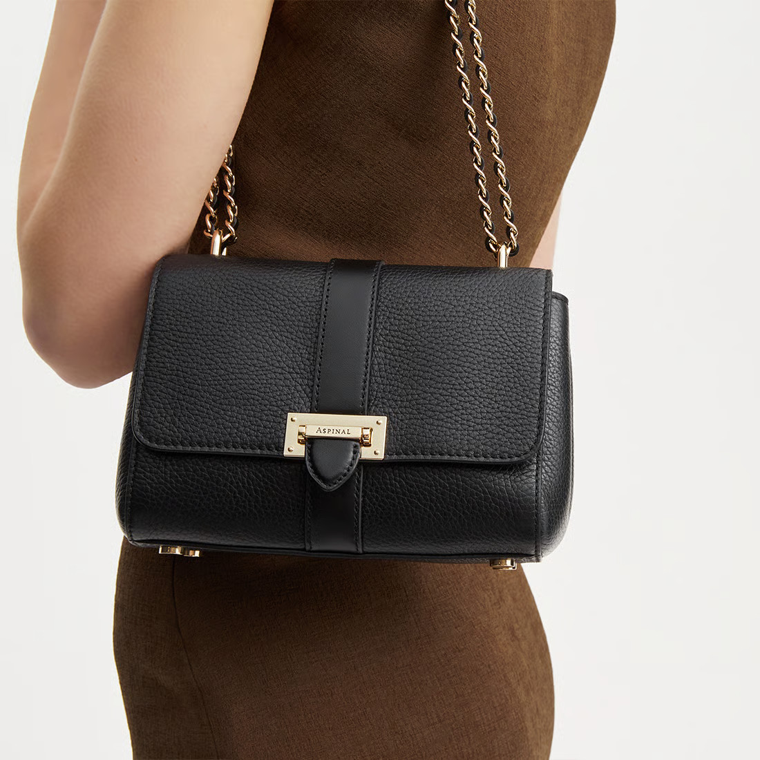 Lottie

        
            
            Black Pebble | Aspinal of London US