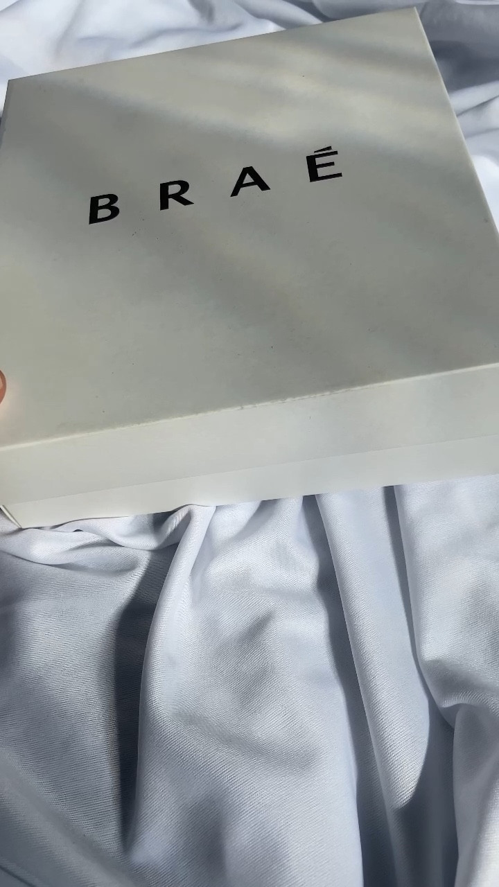 Hoje recebi da #Braé o Essential , Fluído finalizador reparador com proteção térmica, para todos os tipos de cabelos. Um único produto que repara, hidrata, protege, reconstrói e proporciona brilho intenso a fibra capilar. Pode ser utilizado como finalizador ou tratamento reparador.




#ltkconbr2023 #ltkbrasil #hair 

#LTKbeauty