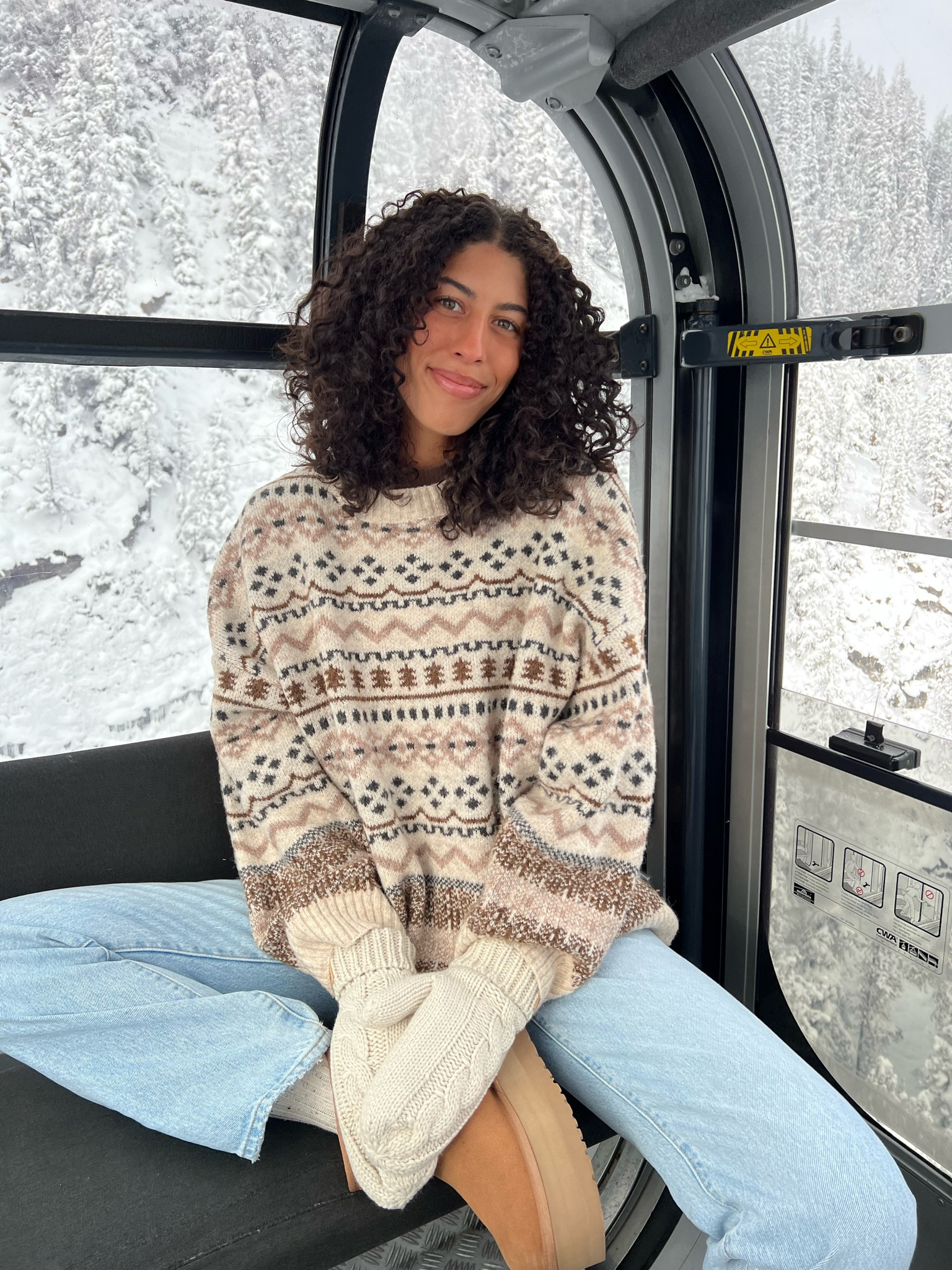 change of scenery 🫶🏽❄️⛄️☕️🧤

sweater: grey bandit (KYRA15)
mittens: from Canada lol
jeans: Levi’s 
platform ugg boots 
black puffer coat Abercrombie 