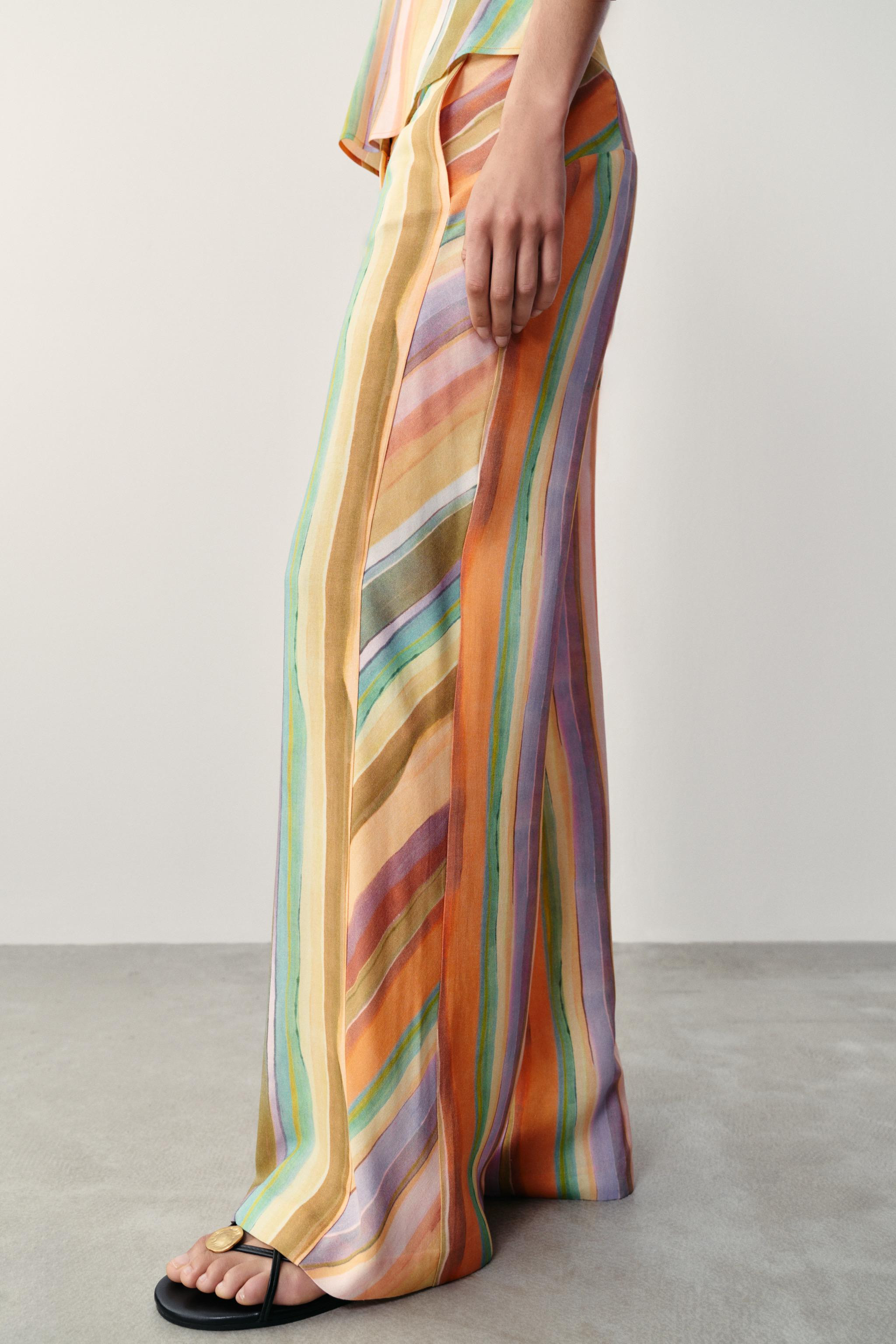 Mid-rise pants with front pockets. Wide leg. Front zip, interior button, and hook closure. | Zara US