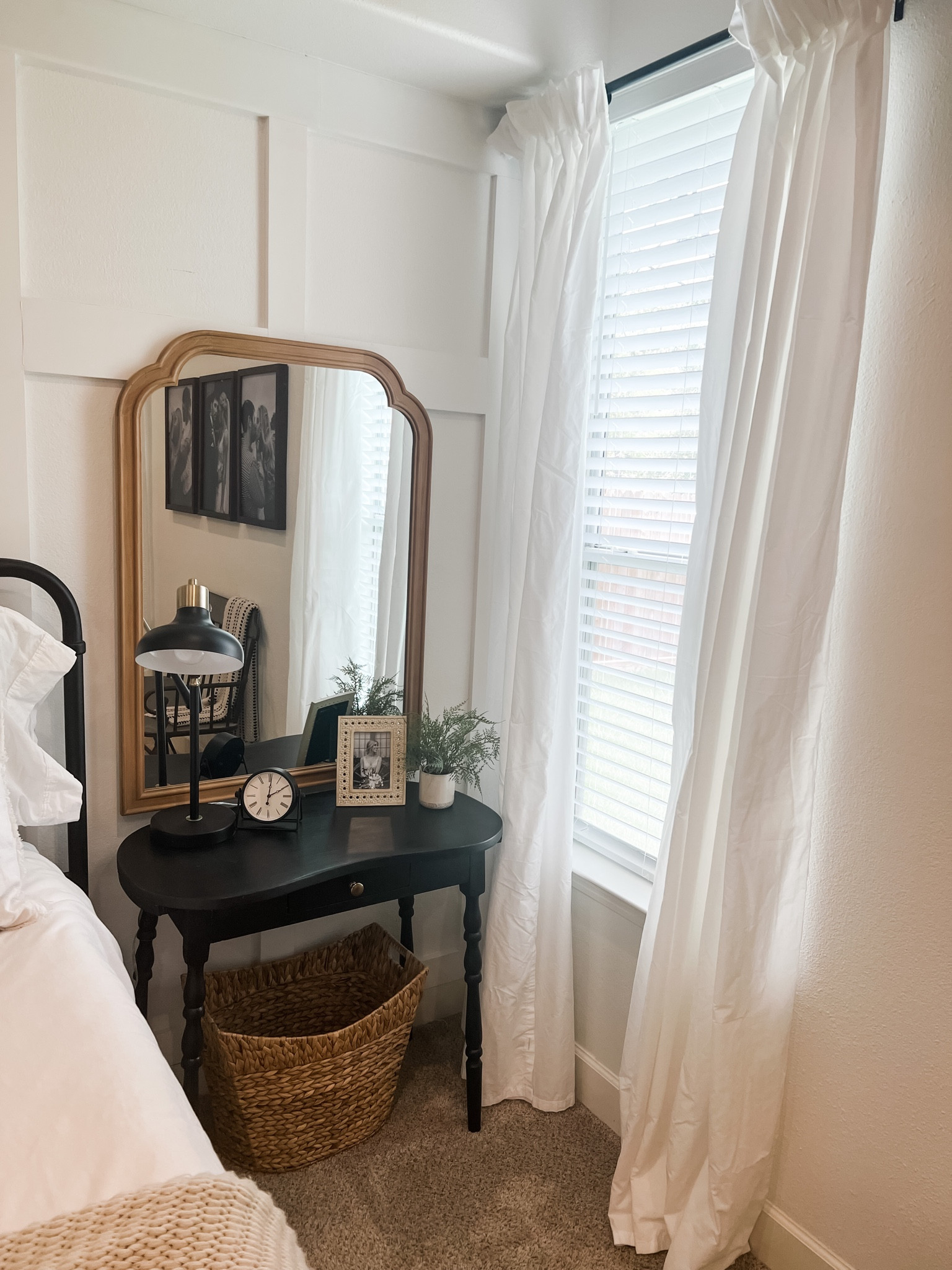 Bedroom inspo: bedside table

Home decor. Bedroom. Neutrals. Curtains. Whites. Woods. Baskets. 

#LTKhome