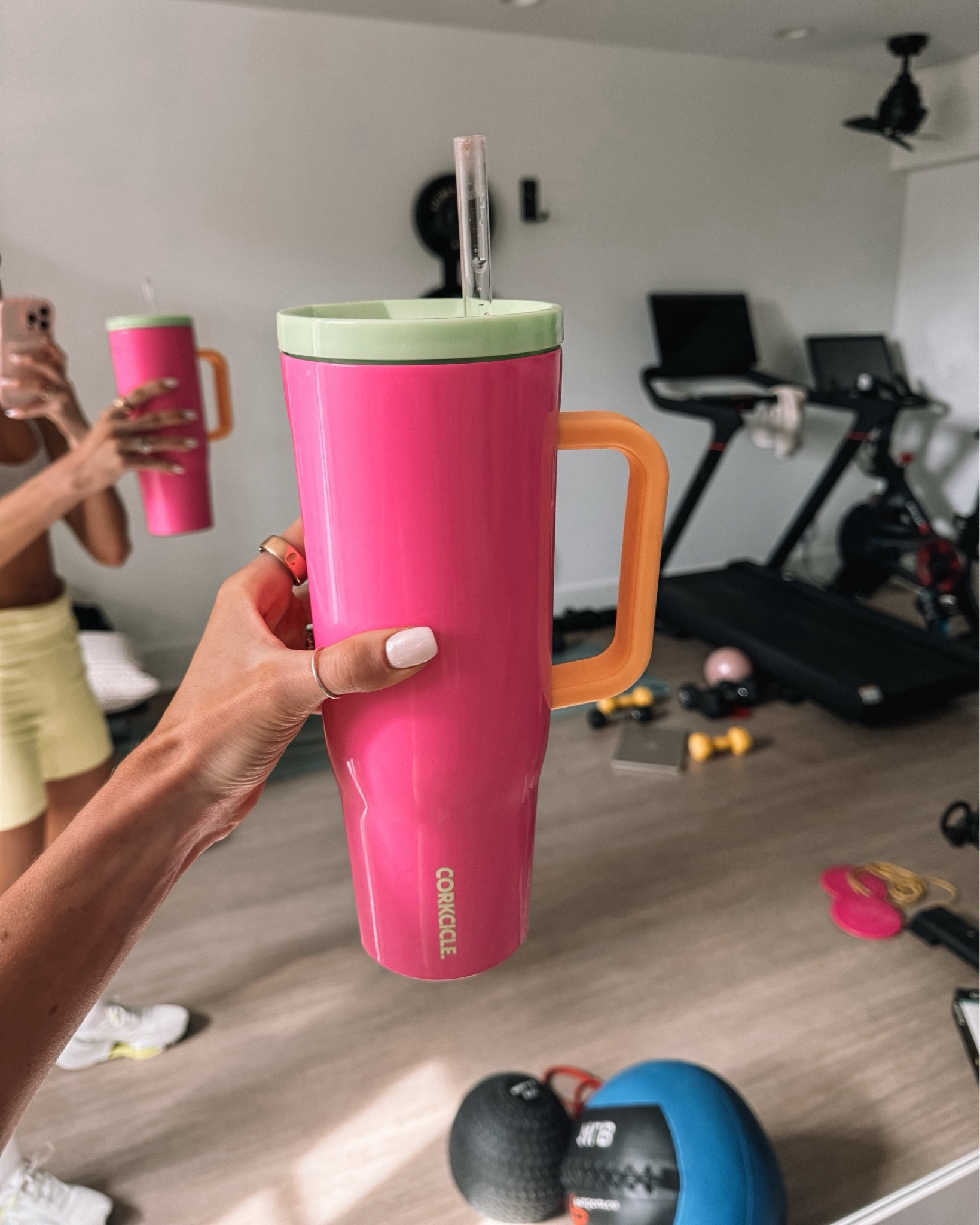 love this colorful water bottle! plus it actually keeps your drink cold!🙌🏻