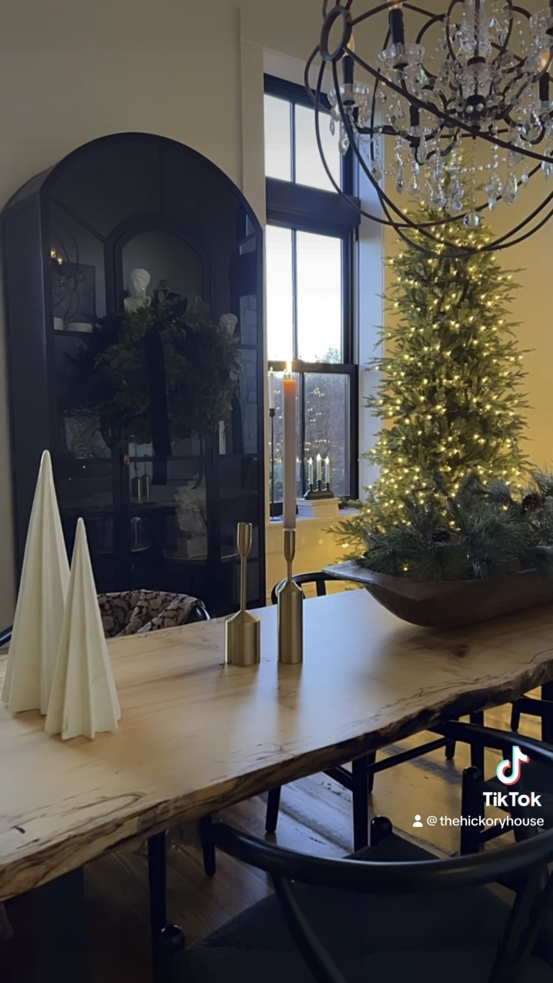 I added this Christmas tree to the dining room, and I never wanna take it down! #homedecor #interiordesign #christmasdecor #diningroomdecor 

#LTKVideo #LTKhome #LTKHoliday