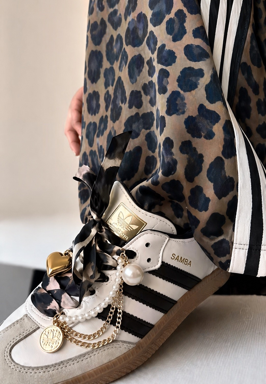 OK WAIT THIS IS YOUR SIGN 🔥👟

Adidas but make it EXTRA 😍

Because why are we settling for basic when we can do THIS 👇
✨ oversized laces
✨ mix TWO different laces (black + cheetah = OBSESSED)
✨ add the cutest little charms

And just like that… 💥
your sneakers went from “meh” to main character energy

The best part??
You don’t even need a crazy outfit 👏

Throw on:
✔️ basic sweatshirt
✔️ basic jeans

…and let your SHOES do all the talking 🔥

This is that easy “spice up your life” moment without trying too hard
This is that “where did you get those?!” at the ball field vibe ⚾️💁‍♀️

Trust me… once you start mixing laces, you’ll NEVER go back 😏

Comment FUN and I’ll send you everything you need to recreate this look 🔗💬

#LTKdayinmylife #LTKgrwm #LTKootd