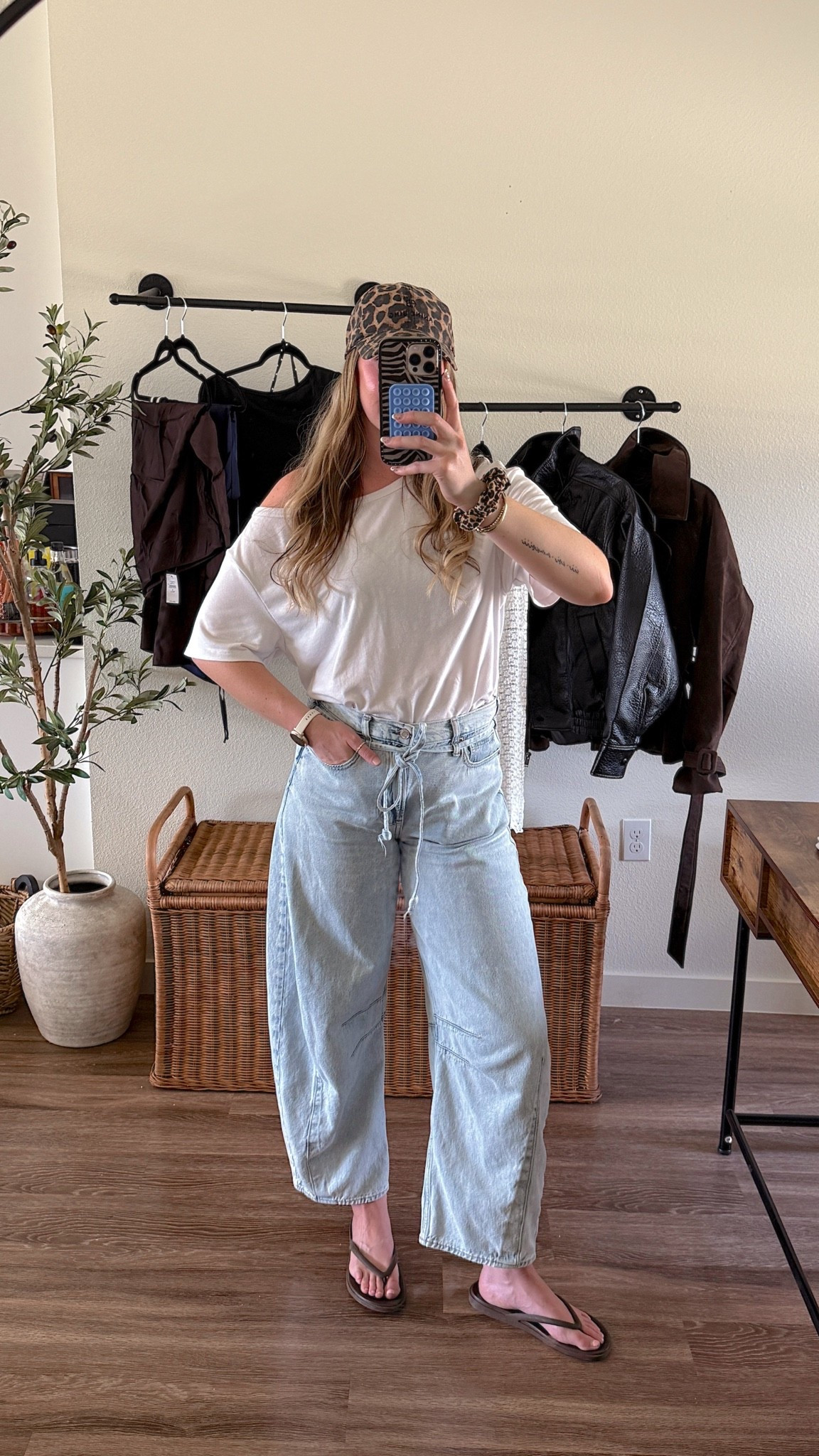 As a rectangle body type, this is one of my FAVORITE off-the-shoulder tops. 🤍

Off-the-shoulder necklines help break up straight lines, create visual balance, and open up the neckline for a softer, more balanced look.

If you’re a rectangle, add this neckline to your list! ✨ i’m 510 wearing a medium and I linked up similar options