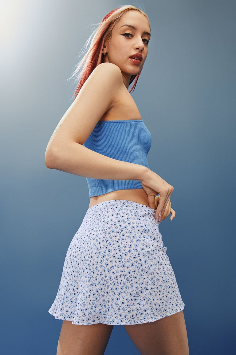 Conscious choice  Short, A-line skirt in woven fabric. Elasticized waistband and concealed zipper... | H&M (US + CA)