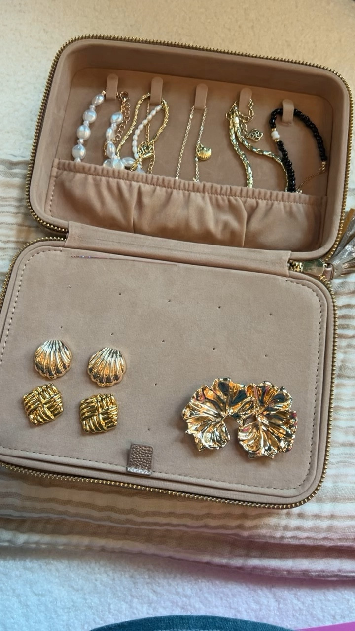 Jewelry organizer, high quality and will last years, travel bag, travel organizer 