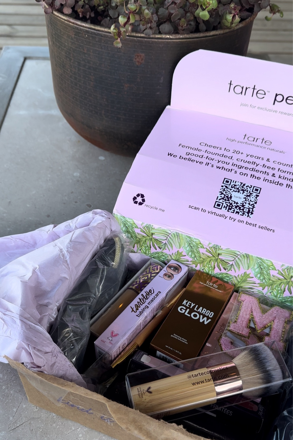 tarte haul ✨💄
-tubing mascara
-fresh picked eyeshadow palette
-buffer brushh
-juicy lip: cozy
-shape tape: light medium
-browning drops: bronze glow

-tartelette tubing XL 


#LTKSeasonal #LTKBeauty #LTKStyleTip