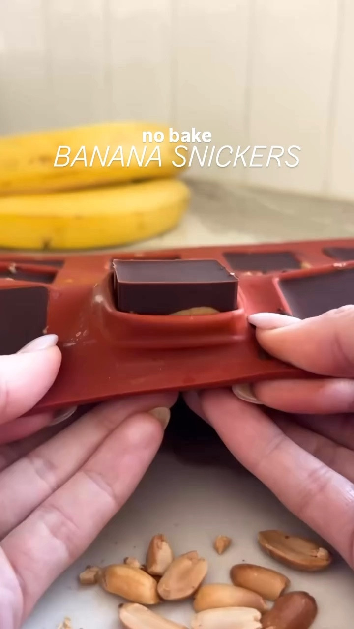 Everything you need to make my viral banana snickers bites 🍌🍫