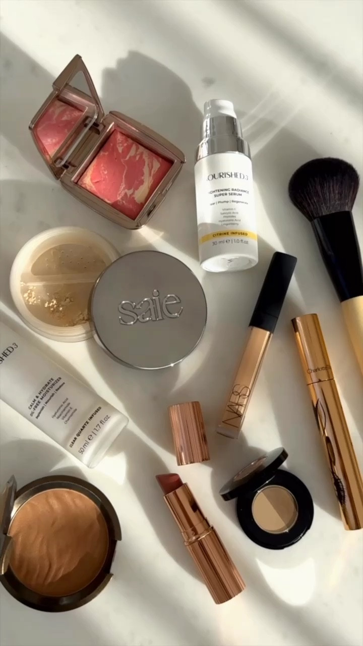 My go-to glowy fresh natural makeup look ✨ 
