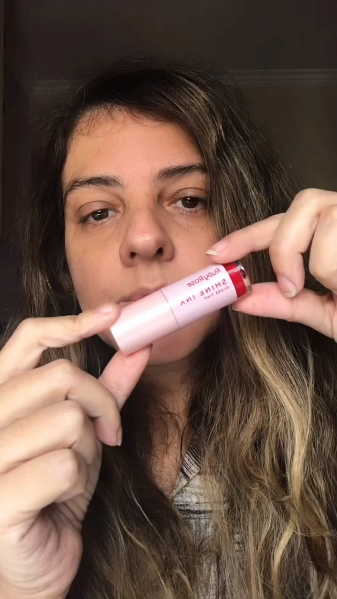 Se você é apaixonada por um gloss na cor vermelha precisa conhecer esse gloss tint Shine ink ref S120 da Ruby Rose .

#LTKVideo #LTKbeauty #LTKsalealert