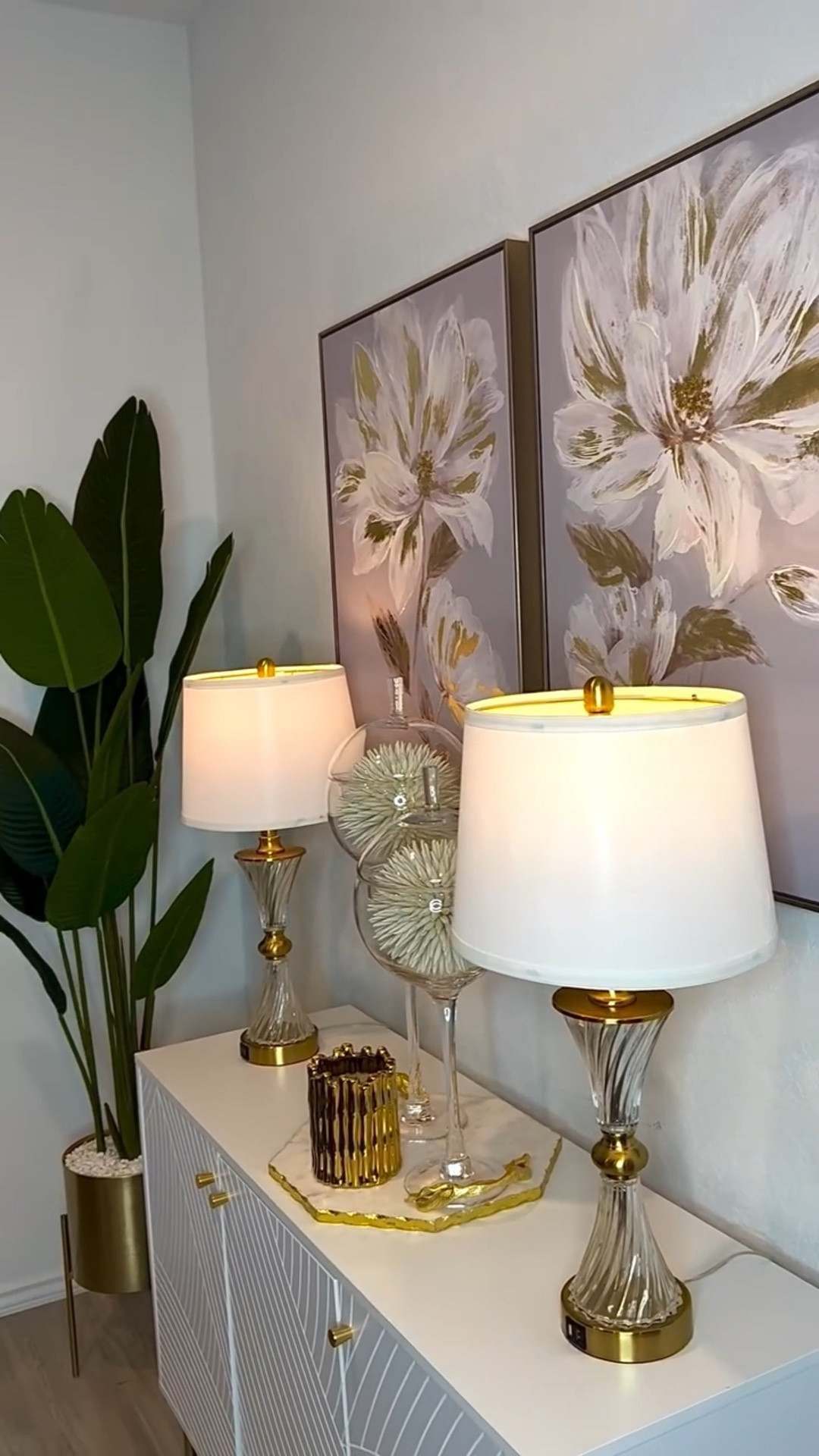 Diningroom Inspo 🤍✨🩶. 

✨Follow me @everythingjummy for more Home Decor and Ideas✨. 

🤍LIKE 🤍COMMENT 🤍SAVE 🤍SHARE
.
.
.
.
.
.
.
.
.
.
.
.
.
.
.
#everythingjummy #winterdecor #diningroominspo #twopageshome #twopagescurtains